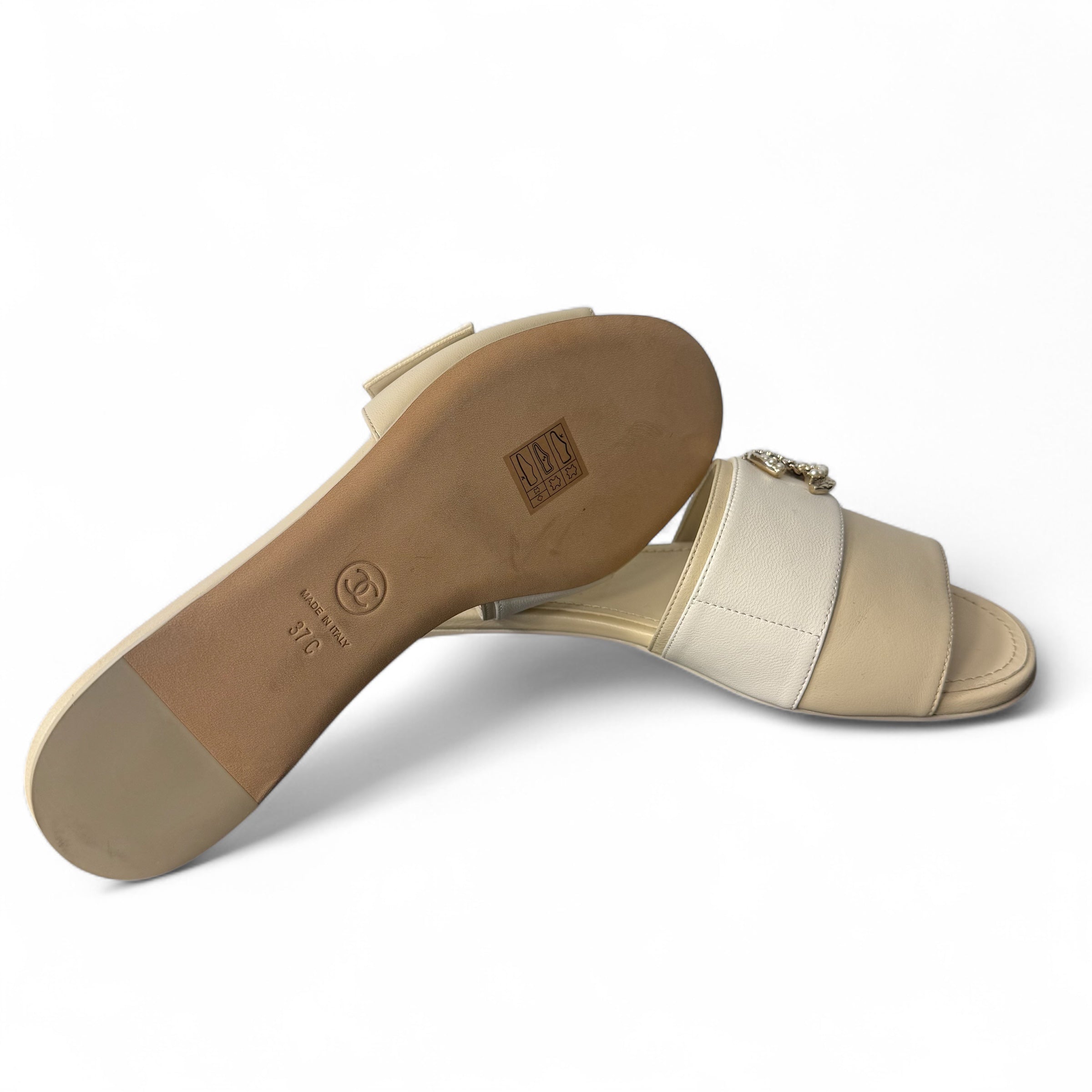 Chanel - Mules en cuir bicolore T.37
