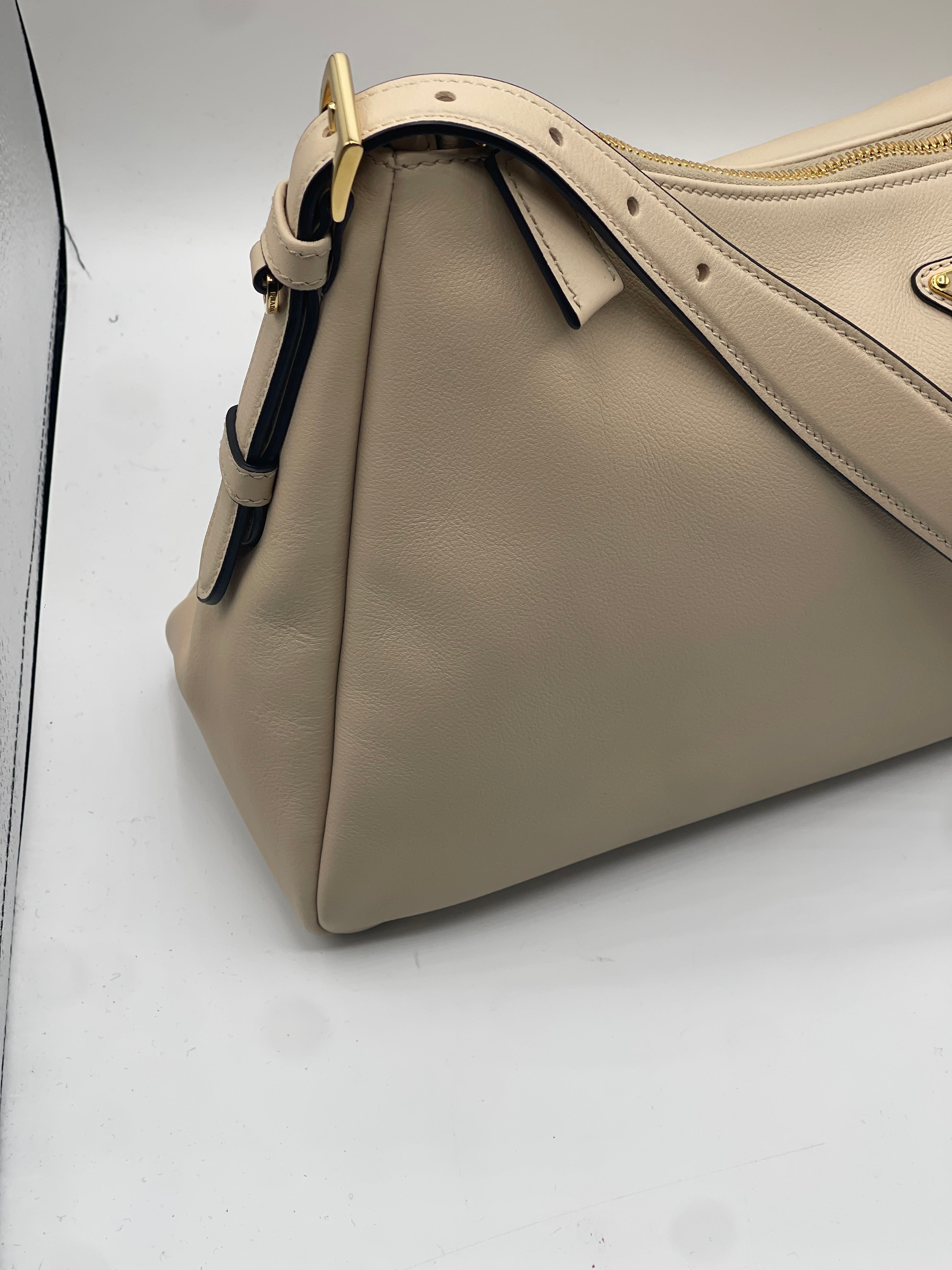 Prada - Sac Aimée sable MM