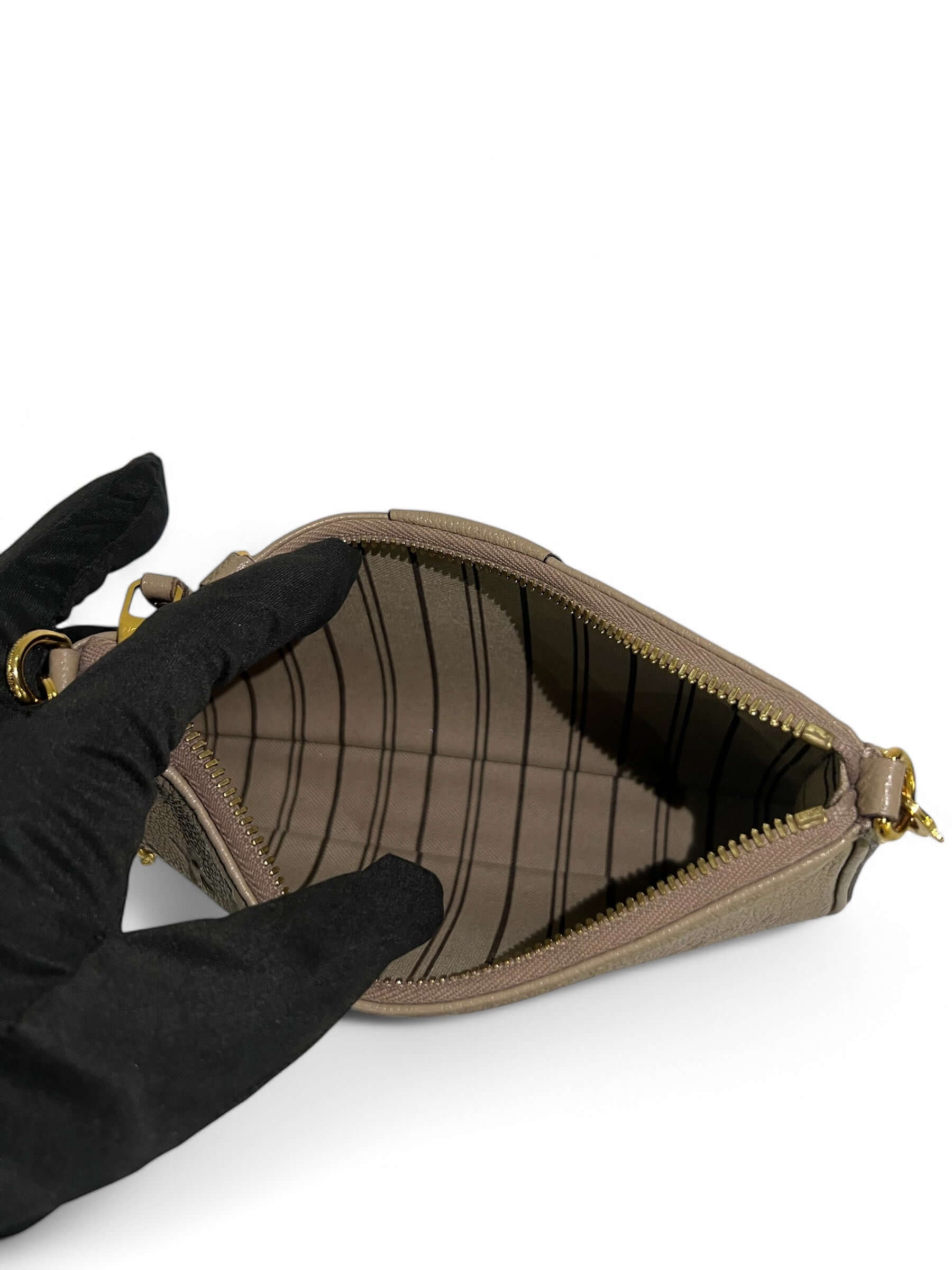 Louis Vuitton - Easy Pouch On Strap