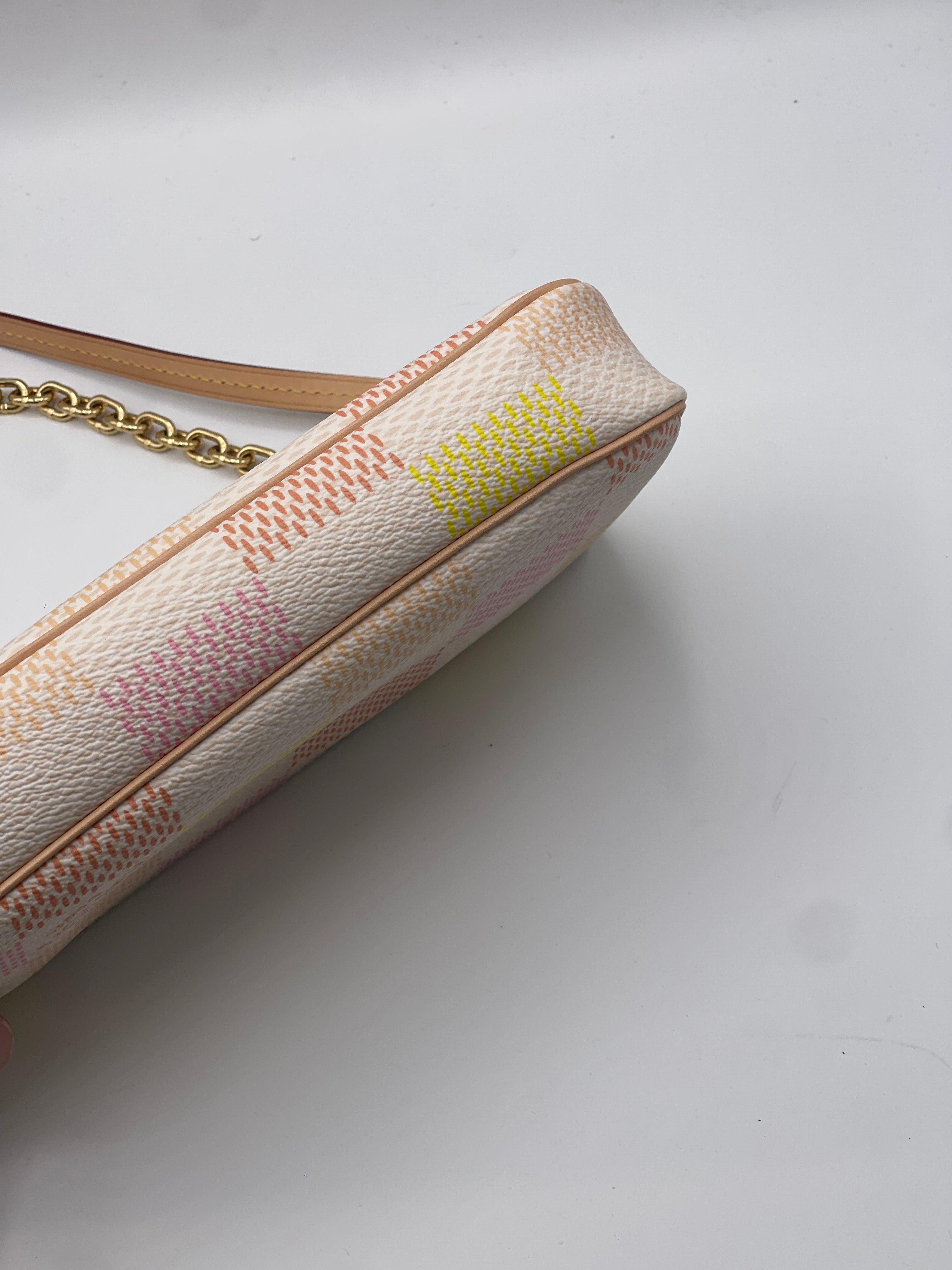 Louis Vuitton - Sac Pochette Accessoire Damierlicious rose pêche