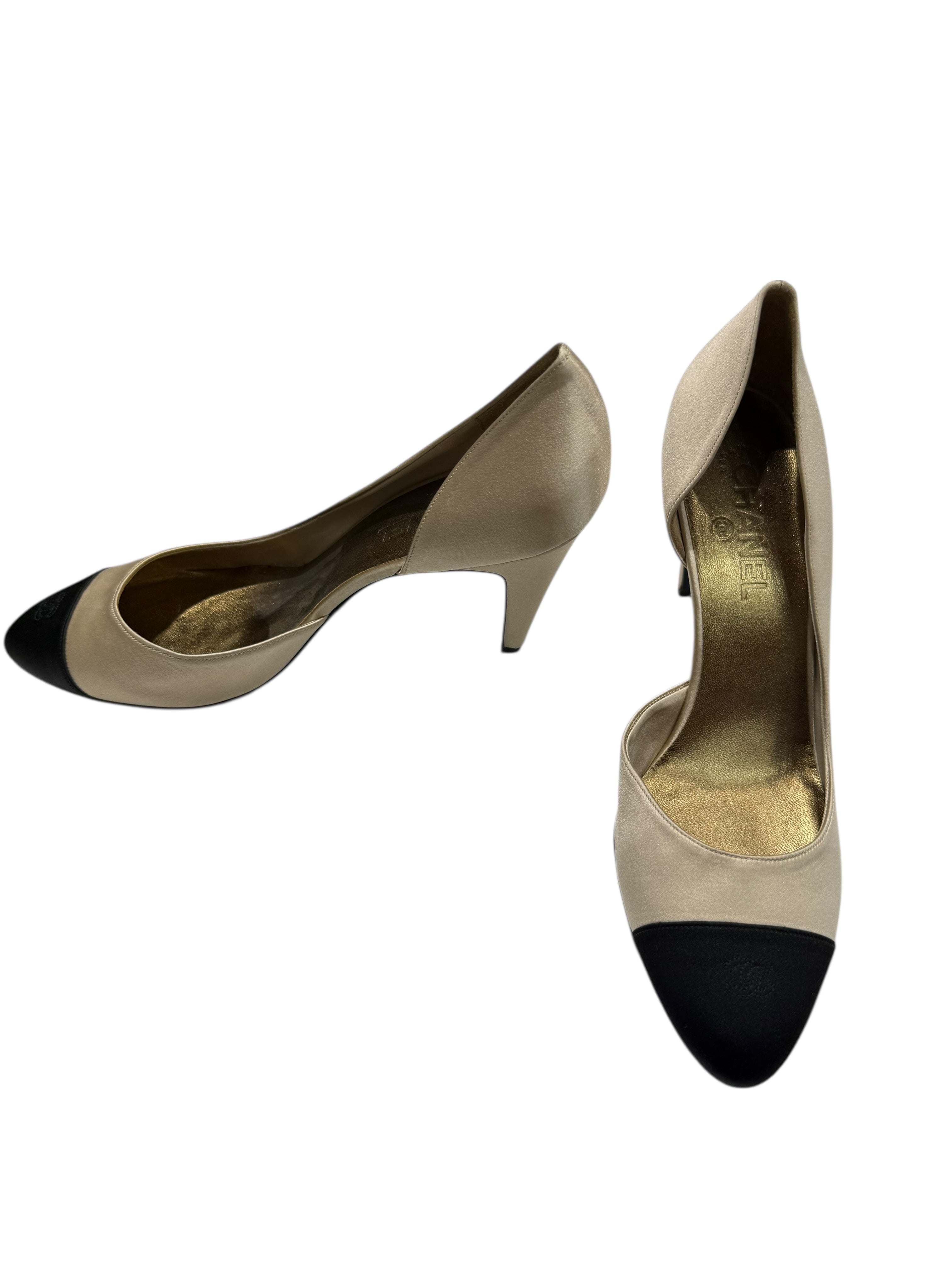 Chanel - Escarpins en satin beige et bout noir T40 1/2