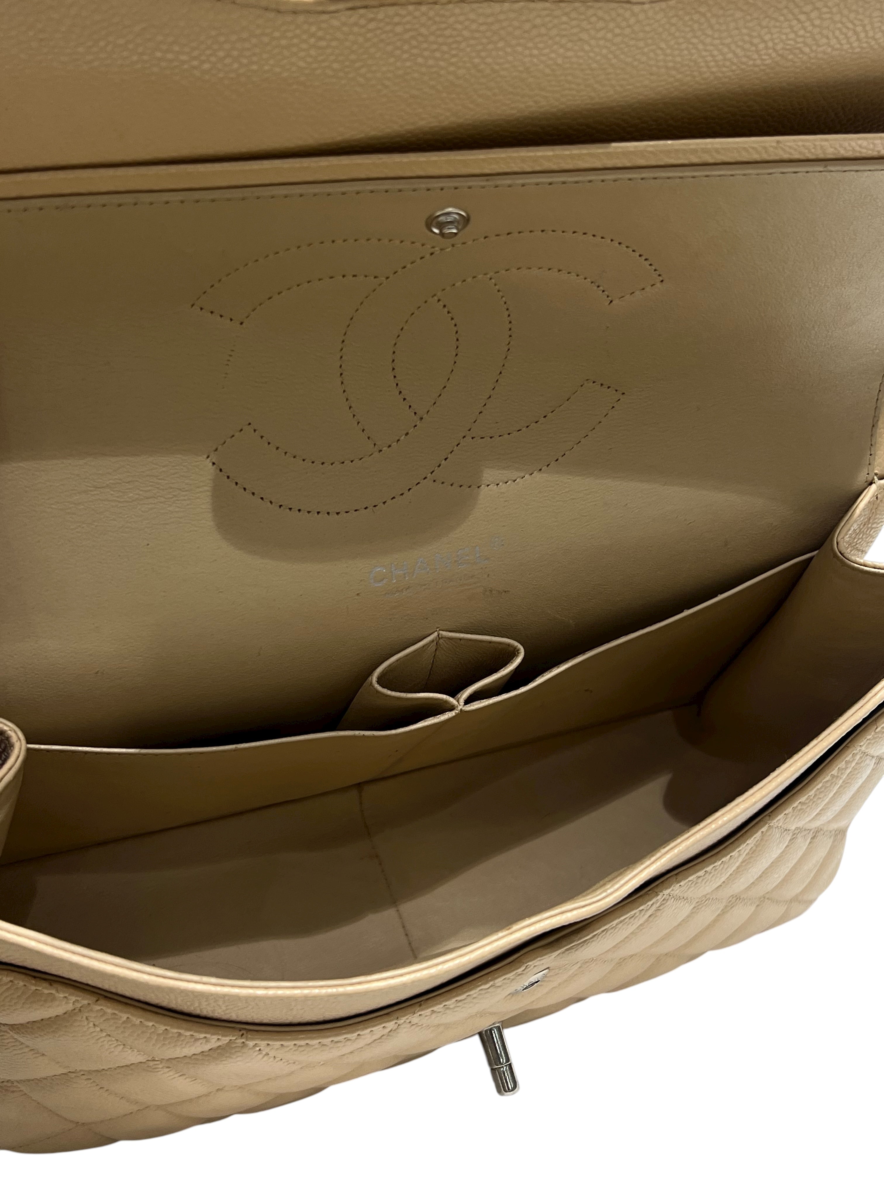 Chanel - sac jumbo cuir caviar beige