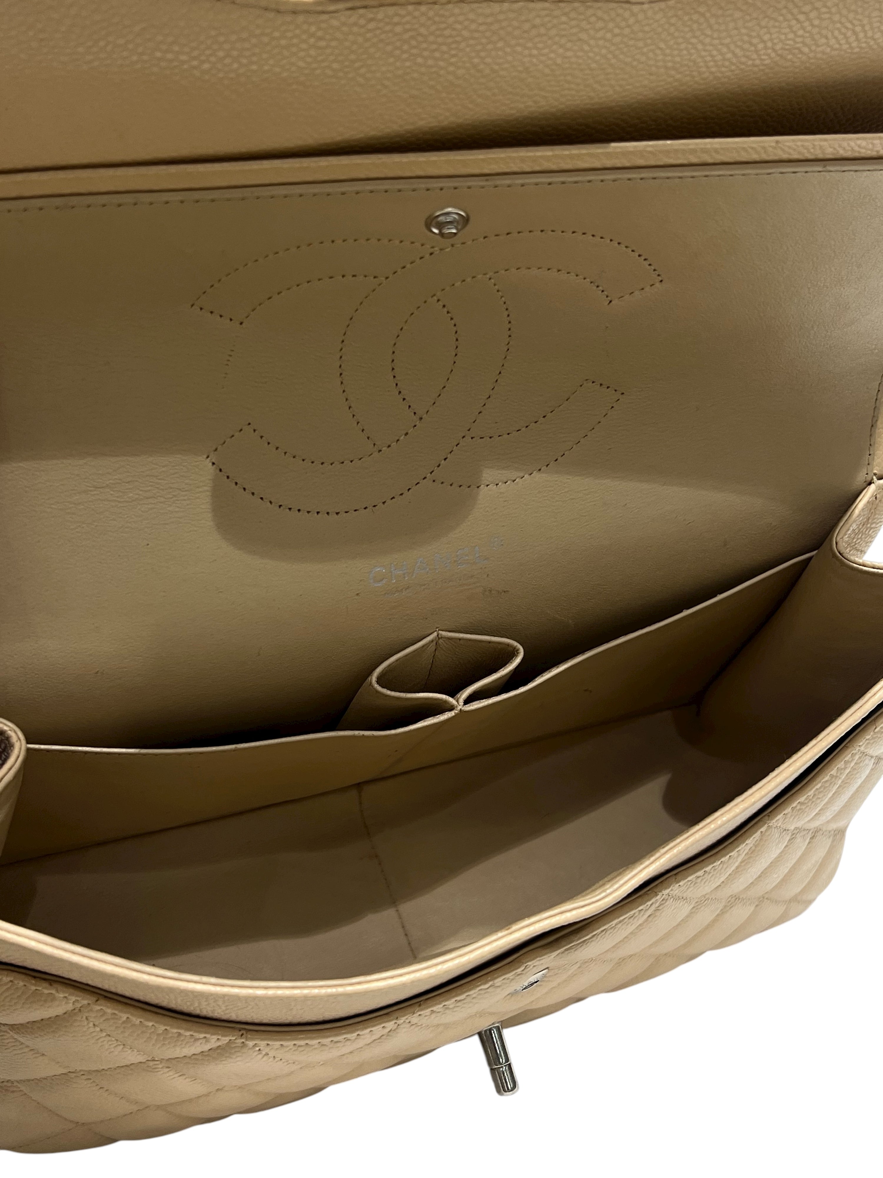 Chanel - Borsa jumbo in pelle martellata beige