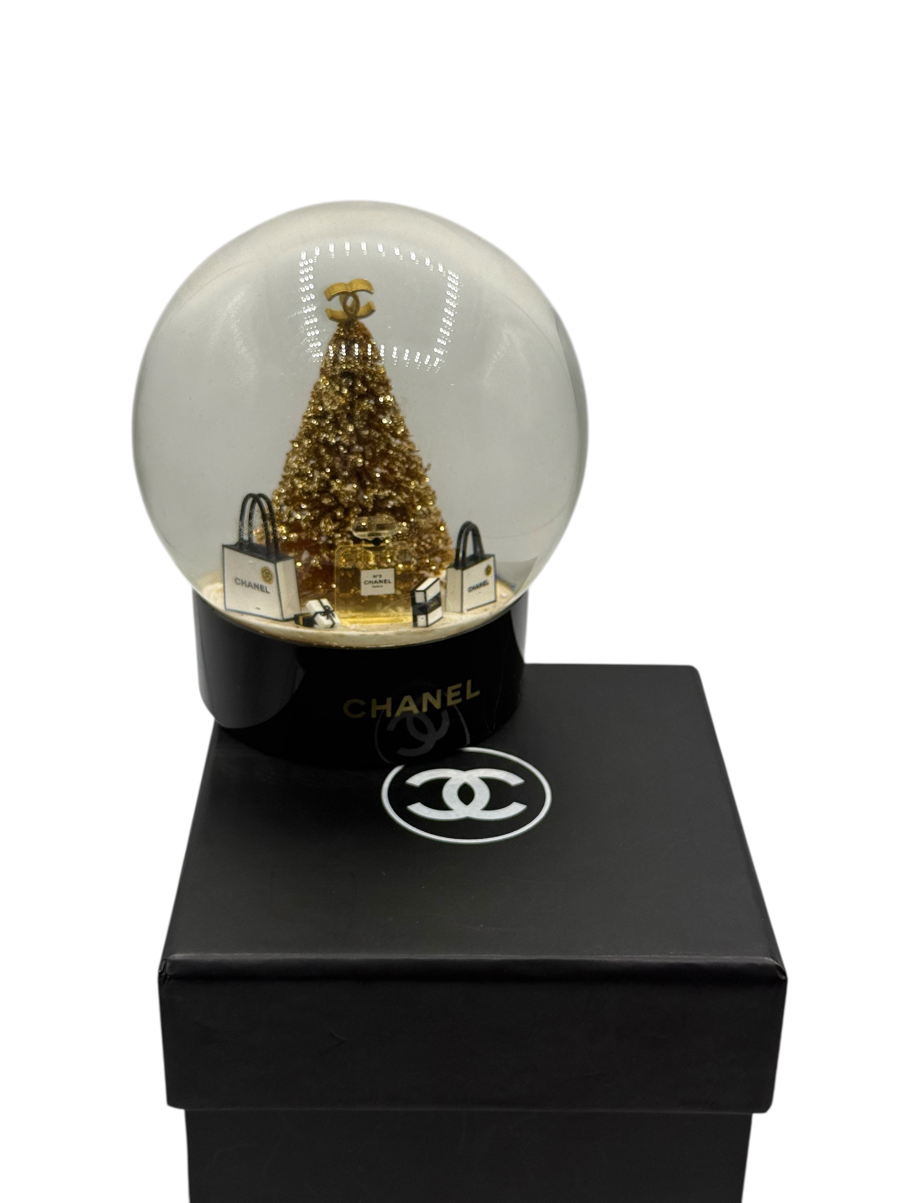 Chanel - Boule à neige sapin scintillant et cadeaux