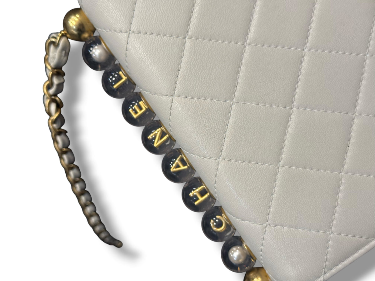 Chanel – Petit-Chic-Tasche mit Perlen in Ecru