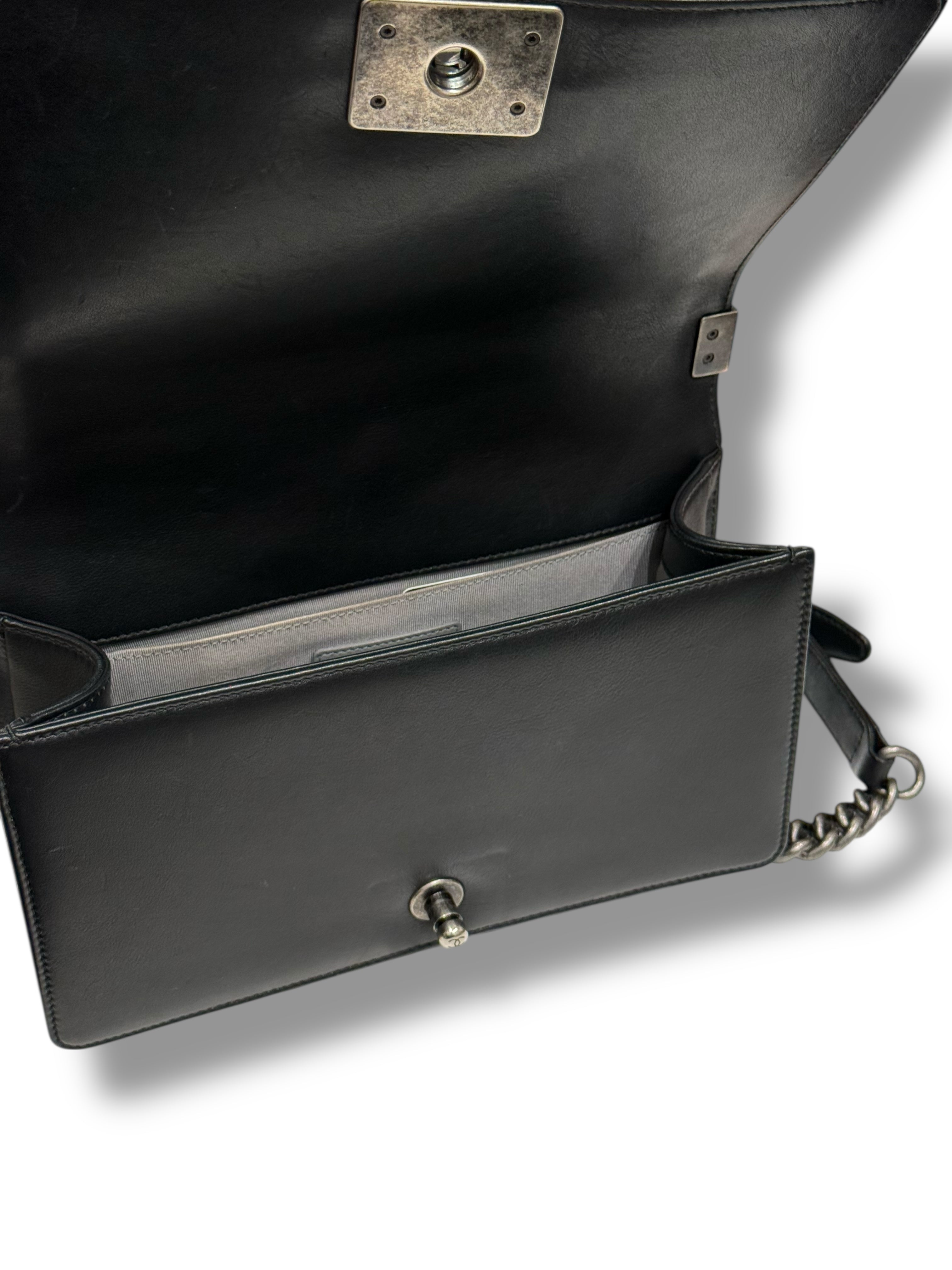 Chanel - Sac Boy classique chevron noir