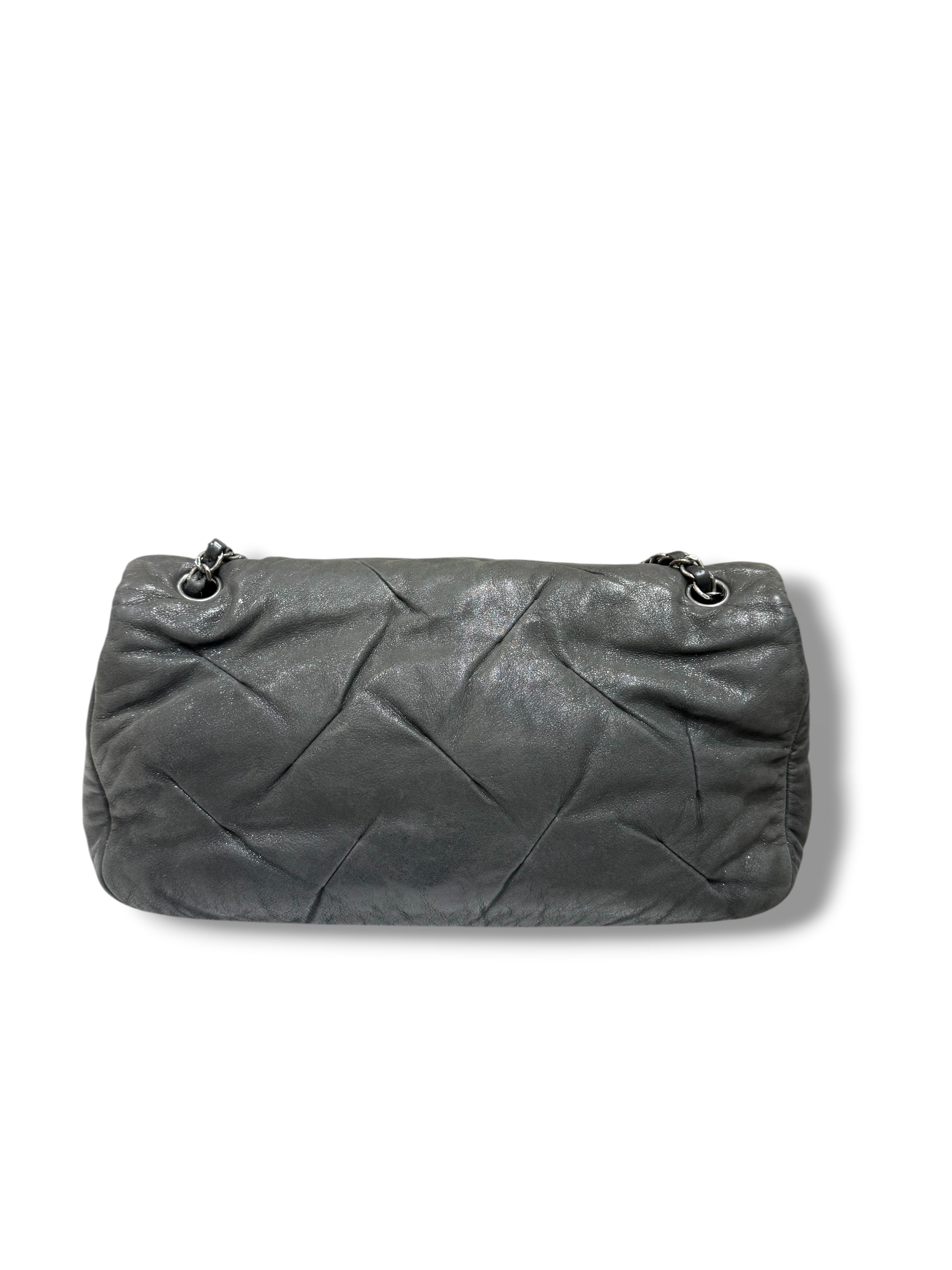 Chanel - Sac Classique allongé vert de gris irisé
