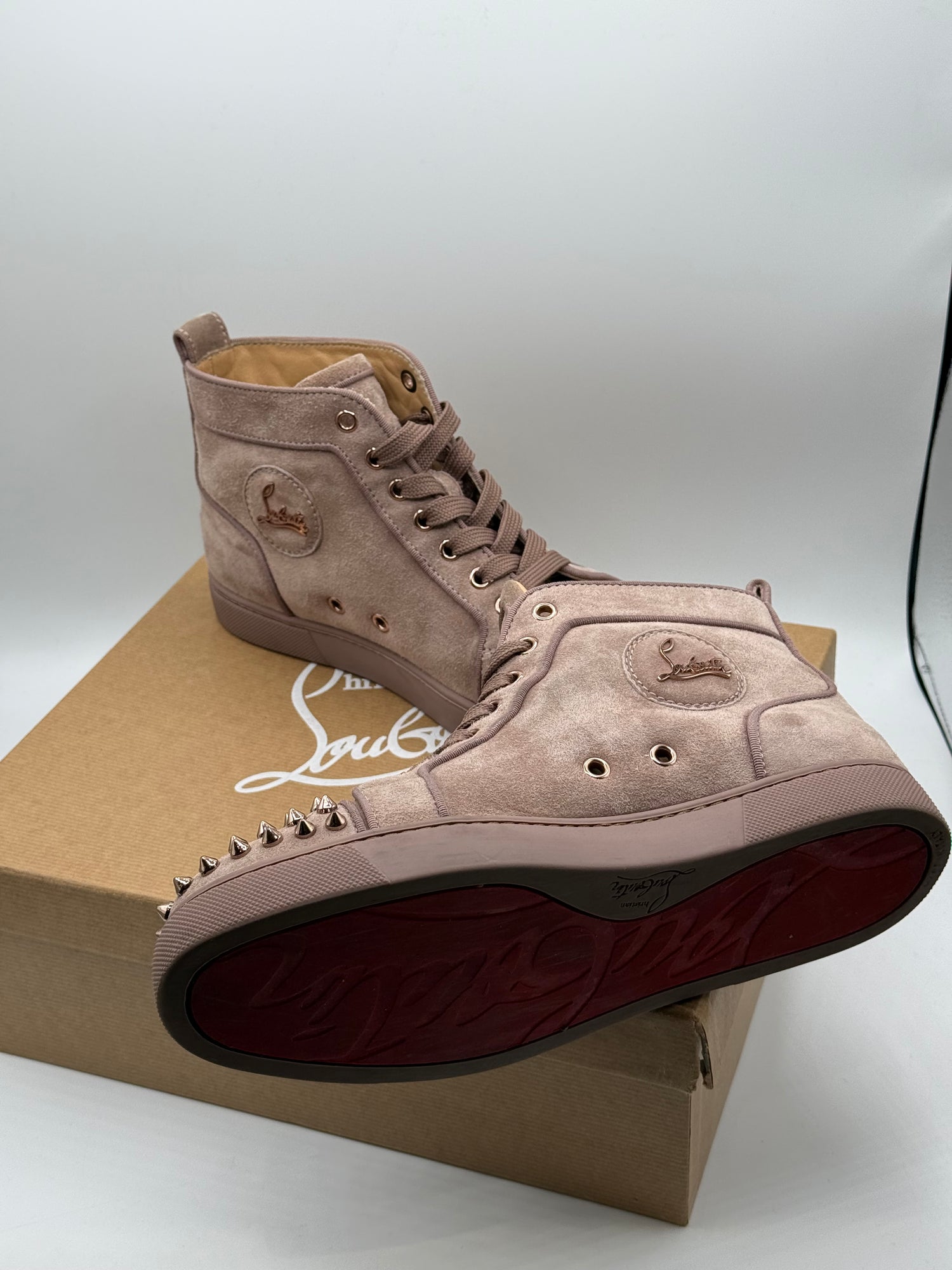 Louboutin - Baskets daim beige foncé spikes or rose