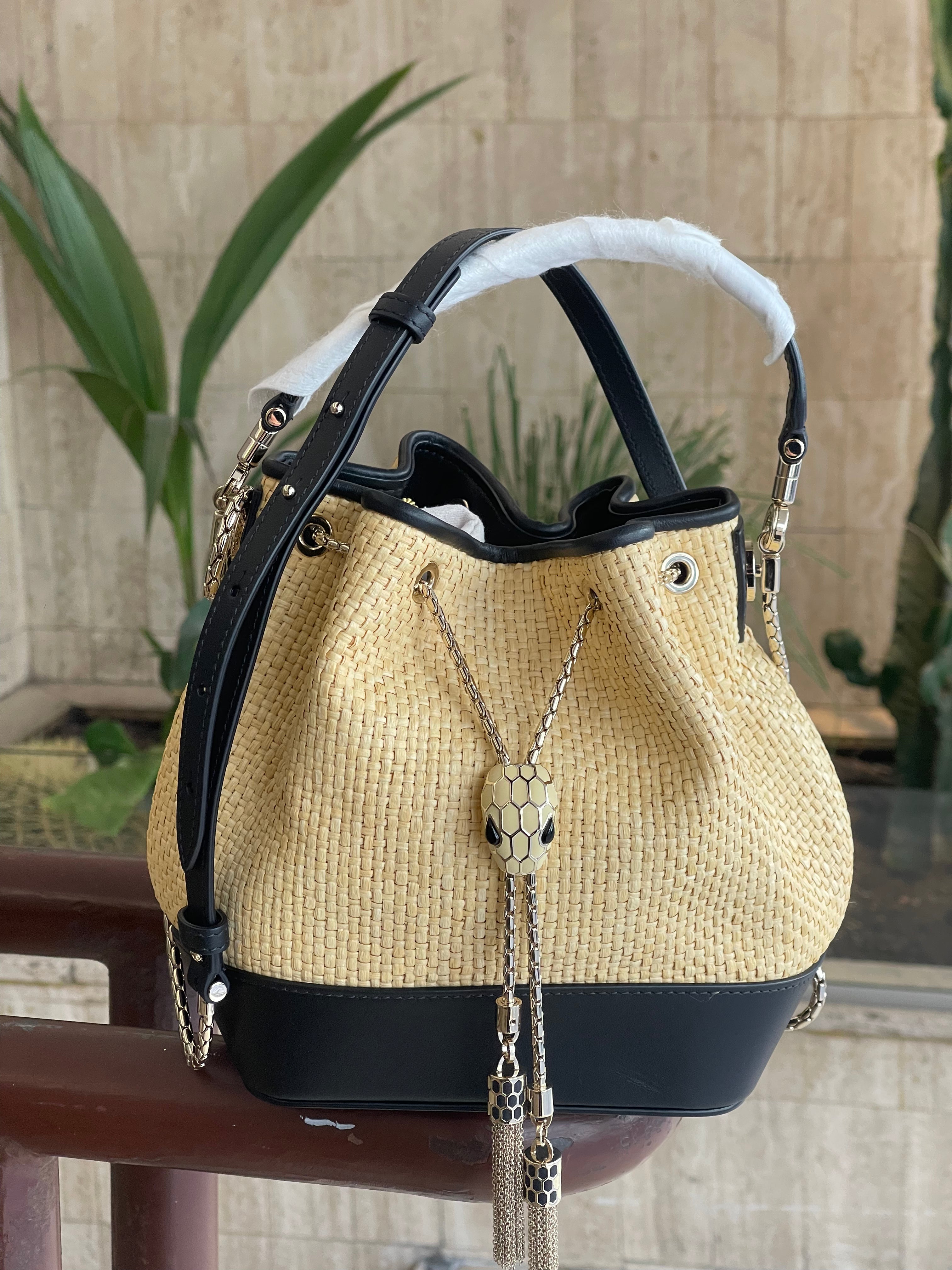 Bvlgari - sac seau serpenti cuir et raphia
