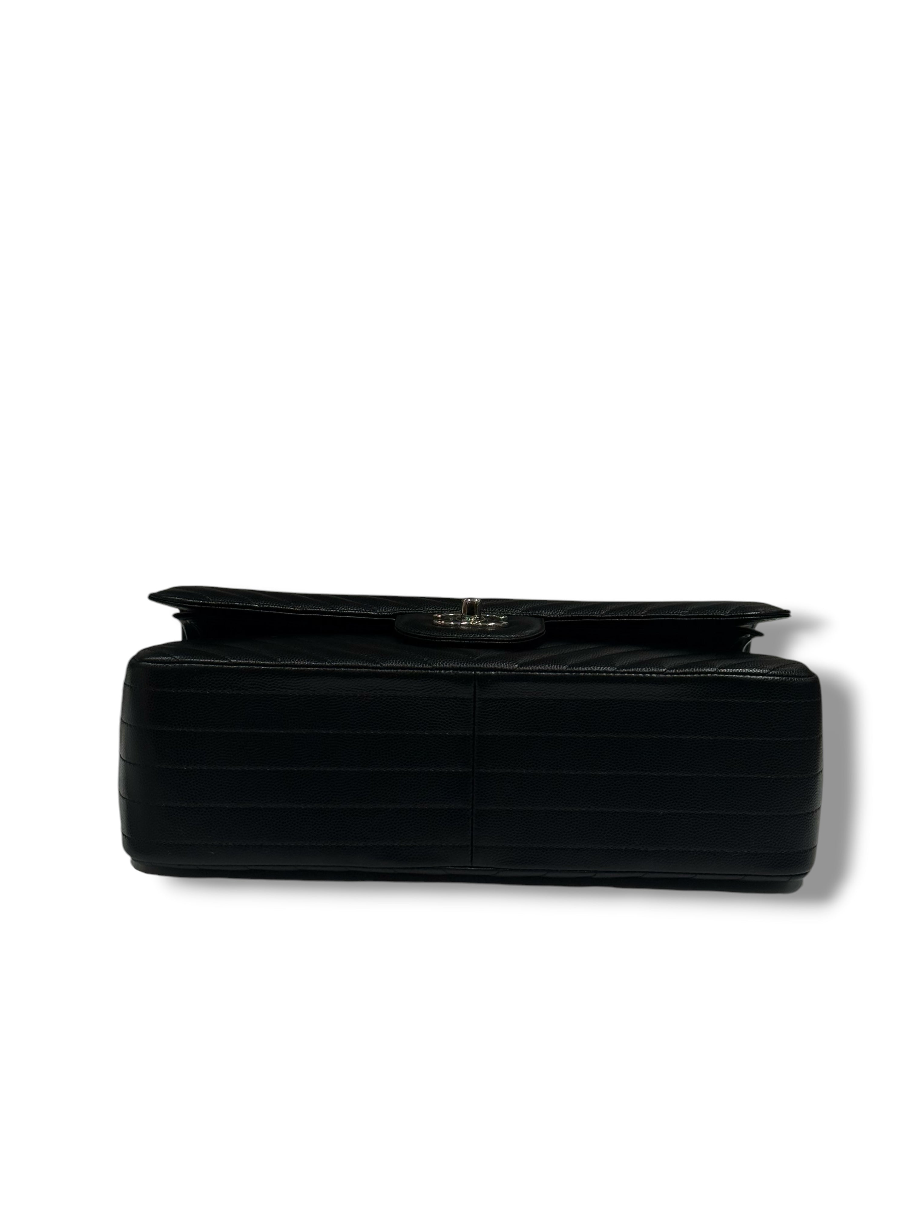 Chanel - Sac Jumbo noir cuir caviar chevron