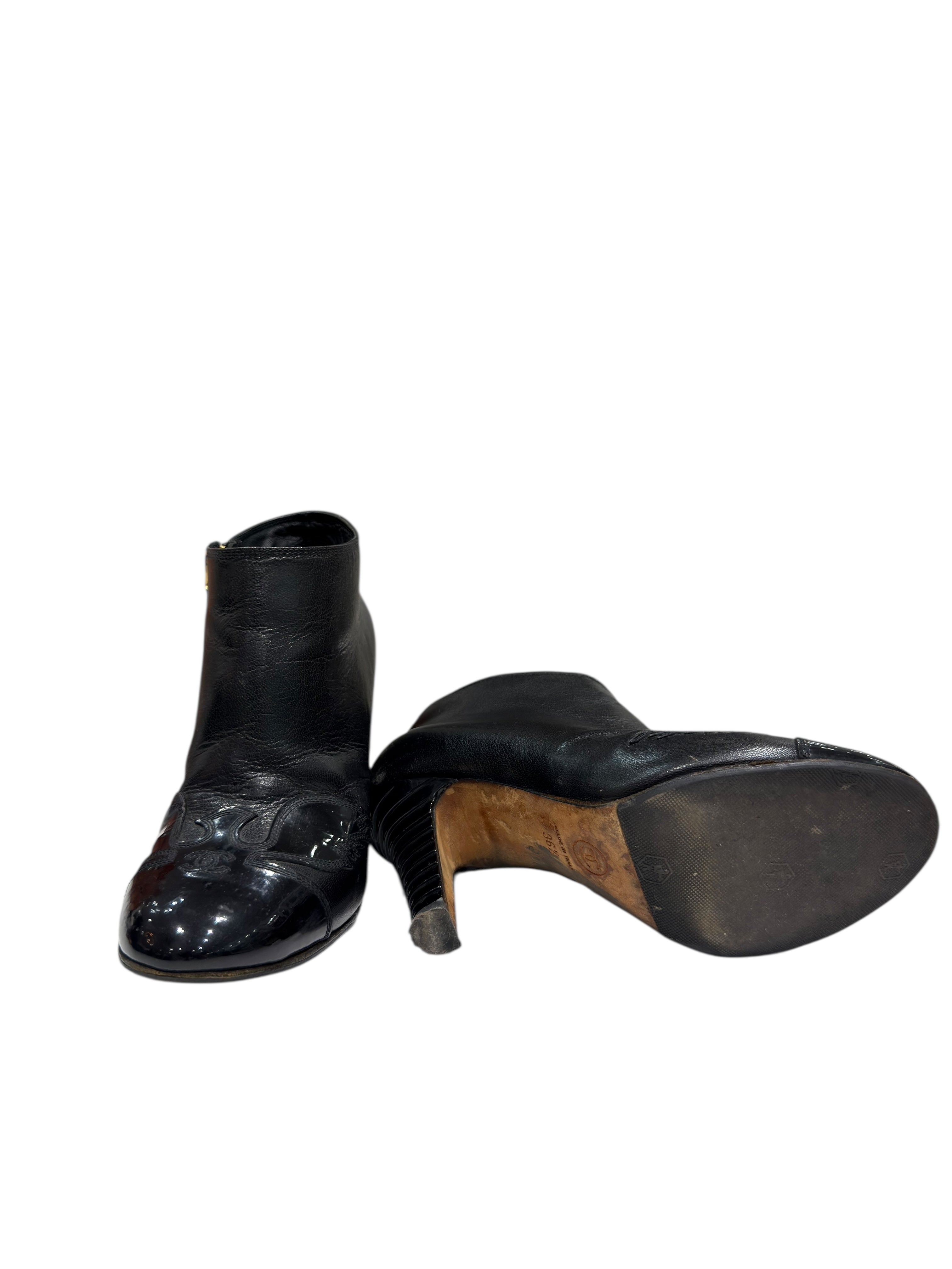 Chanel - Bottines en cuir lisse et bout vernis T36,5