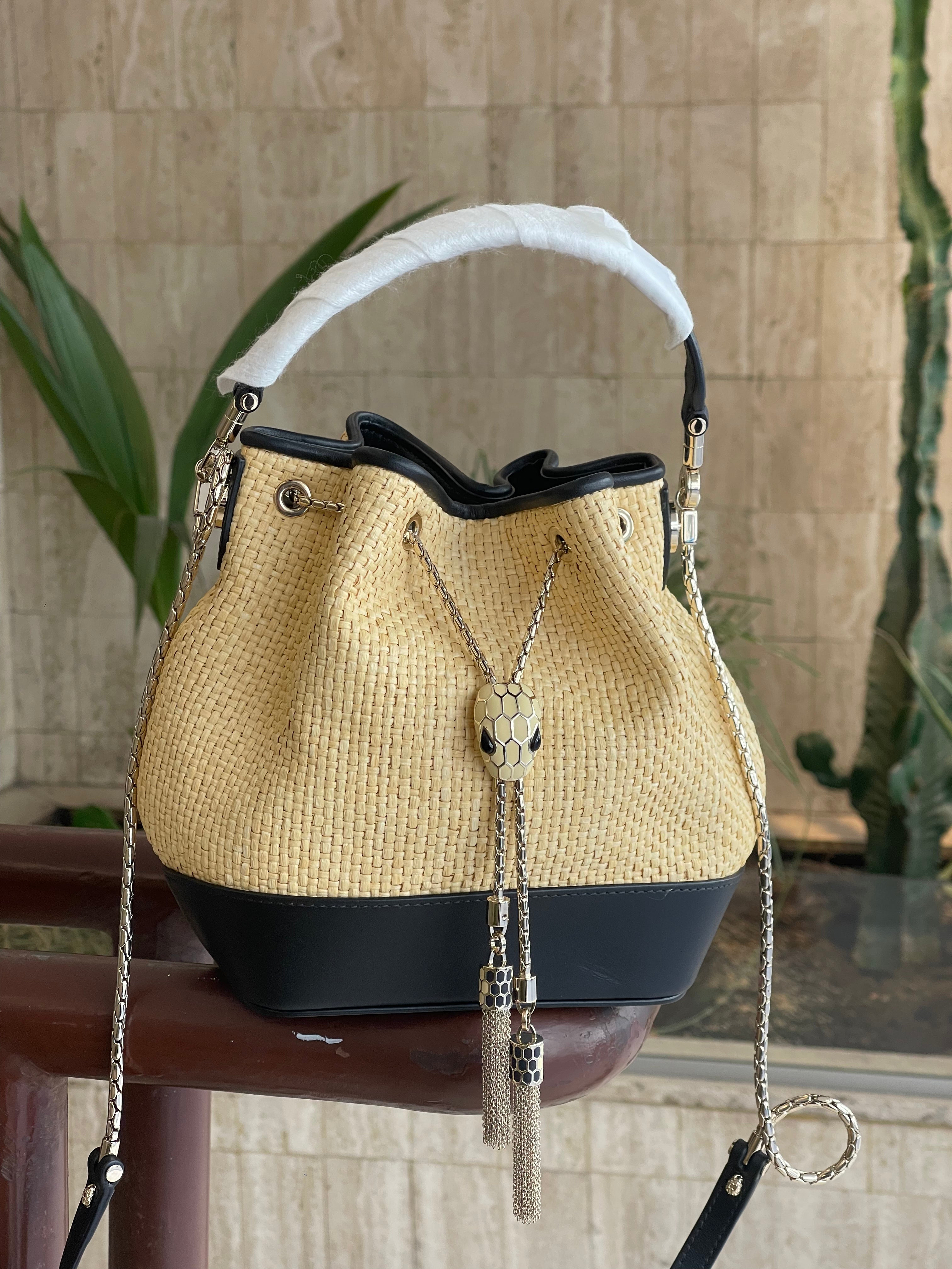 Bvlgari - sac seau serpenti cuir et raphia