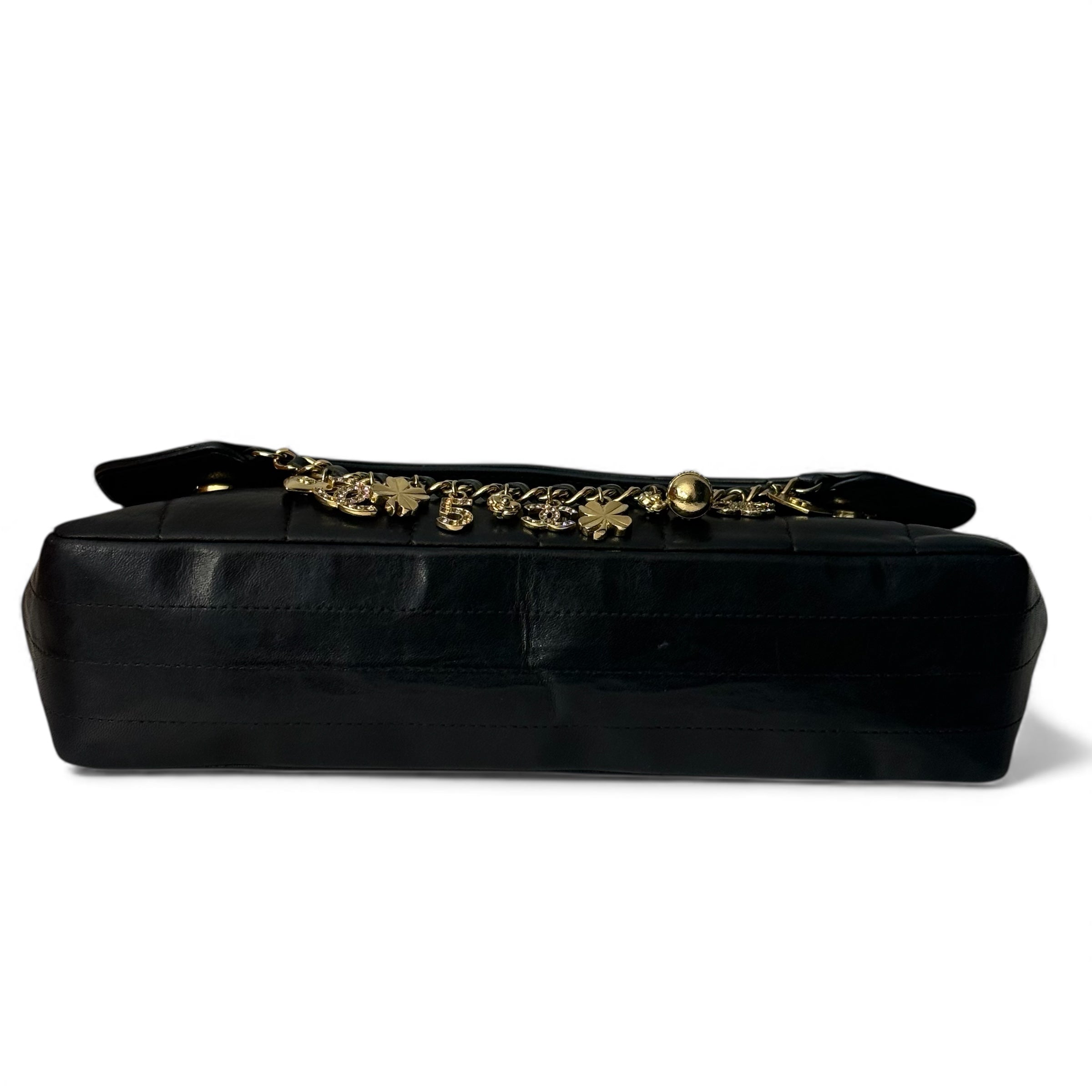 Chanel - Sac en cuir baguette avec charms