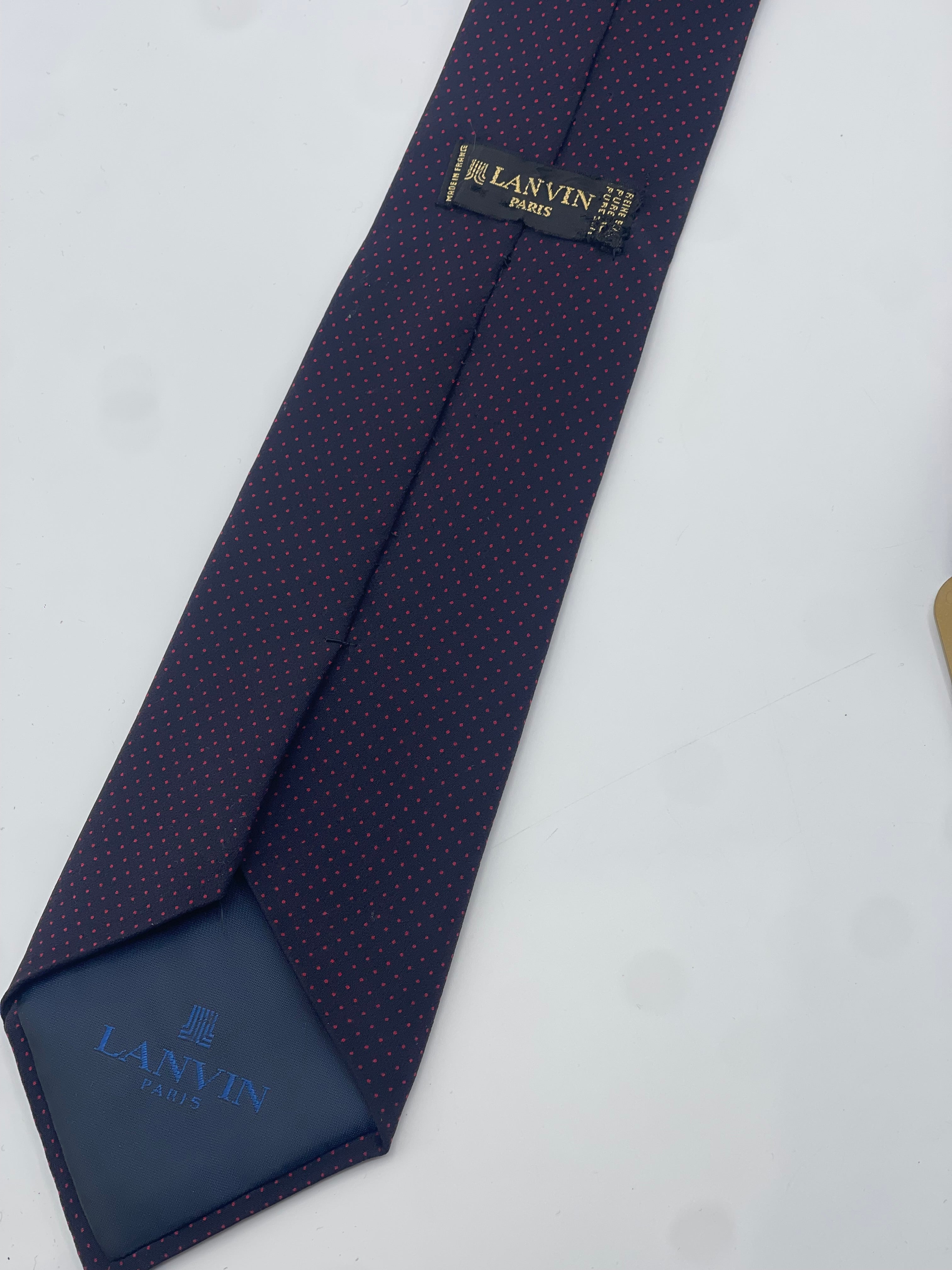 랑방 - 파란 넥타이, 빨간 미니 도트