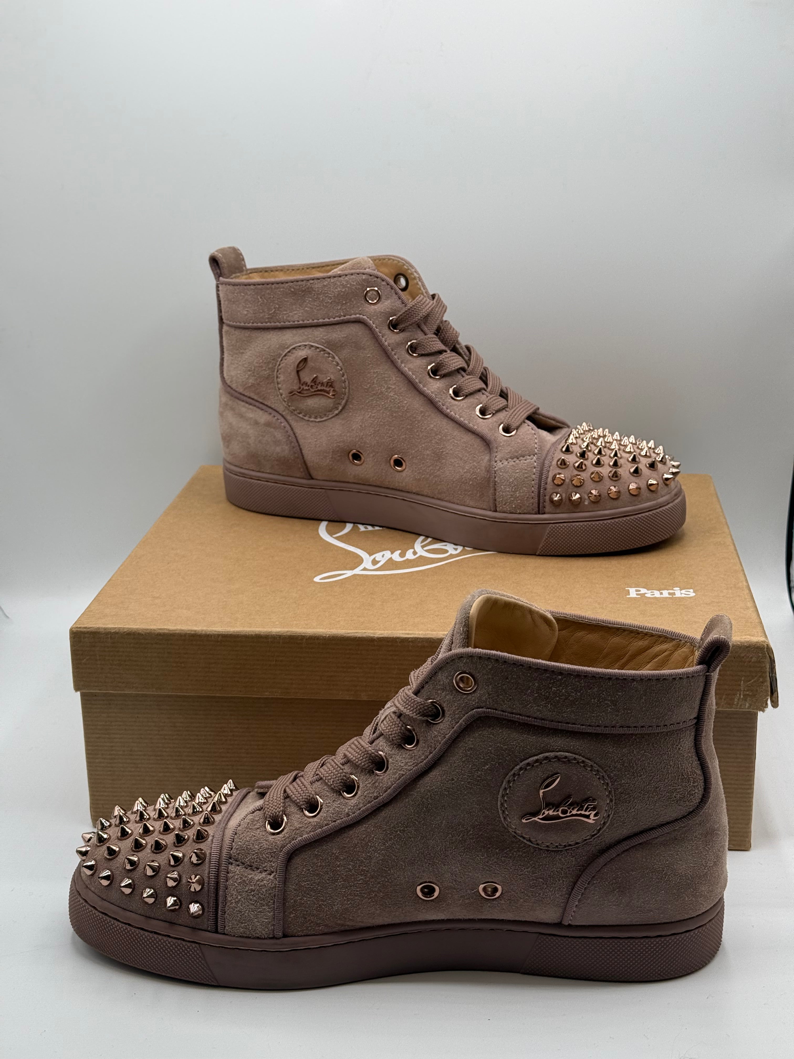 Louboutin - Baskets daim beige foncé spikes or rose