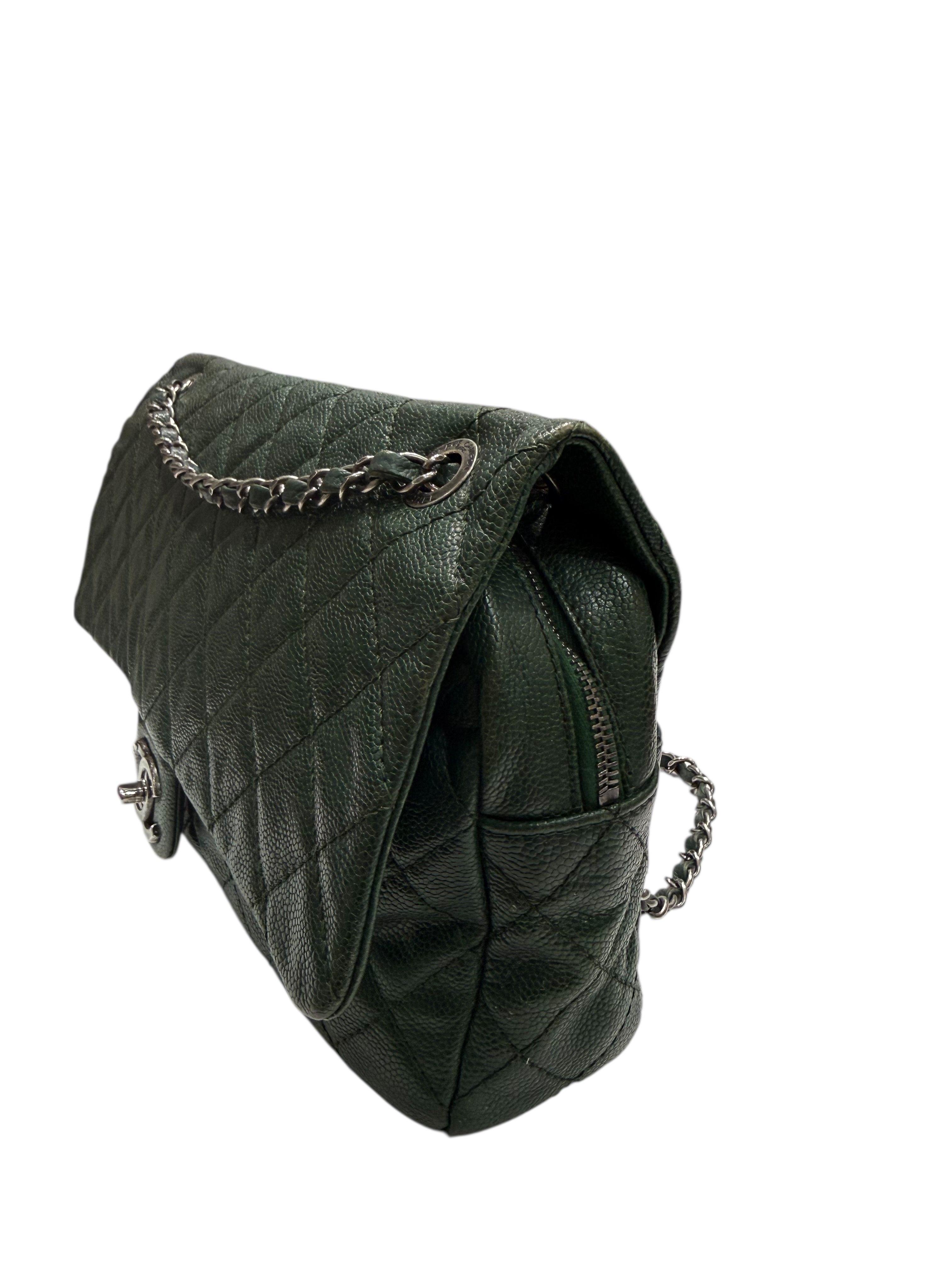 Chanel - Sac Easy Flap en cuir caviar iridescent vert foncé