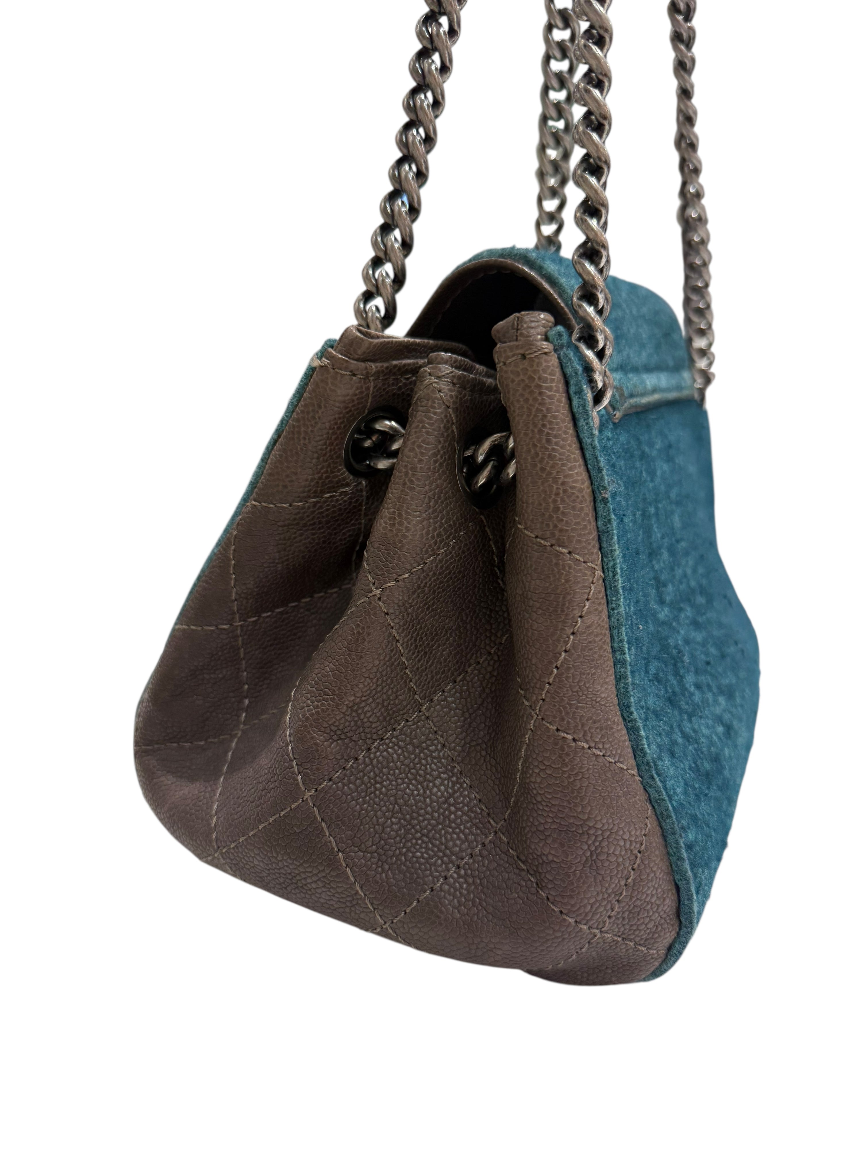 Chanel Reissue 2.55 Mittel – Blaugrüner Bouclé-Wollstoff & Schokoladenleder