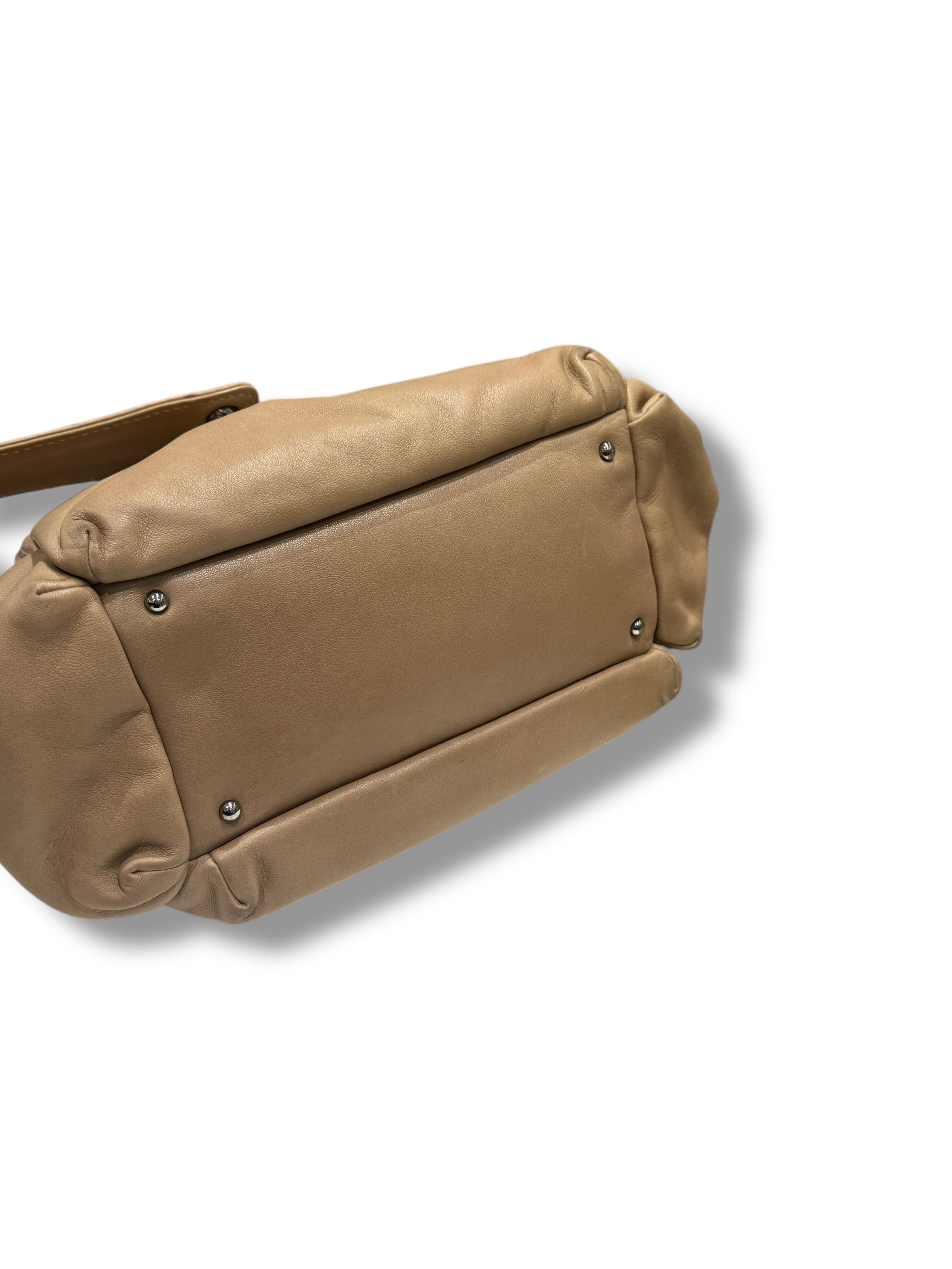 Chanel – Beigefarbene Accordion-Ledertasche