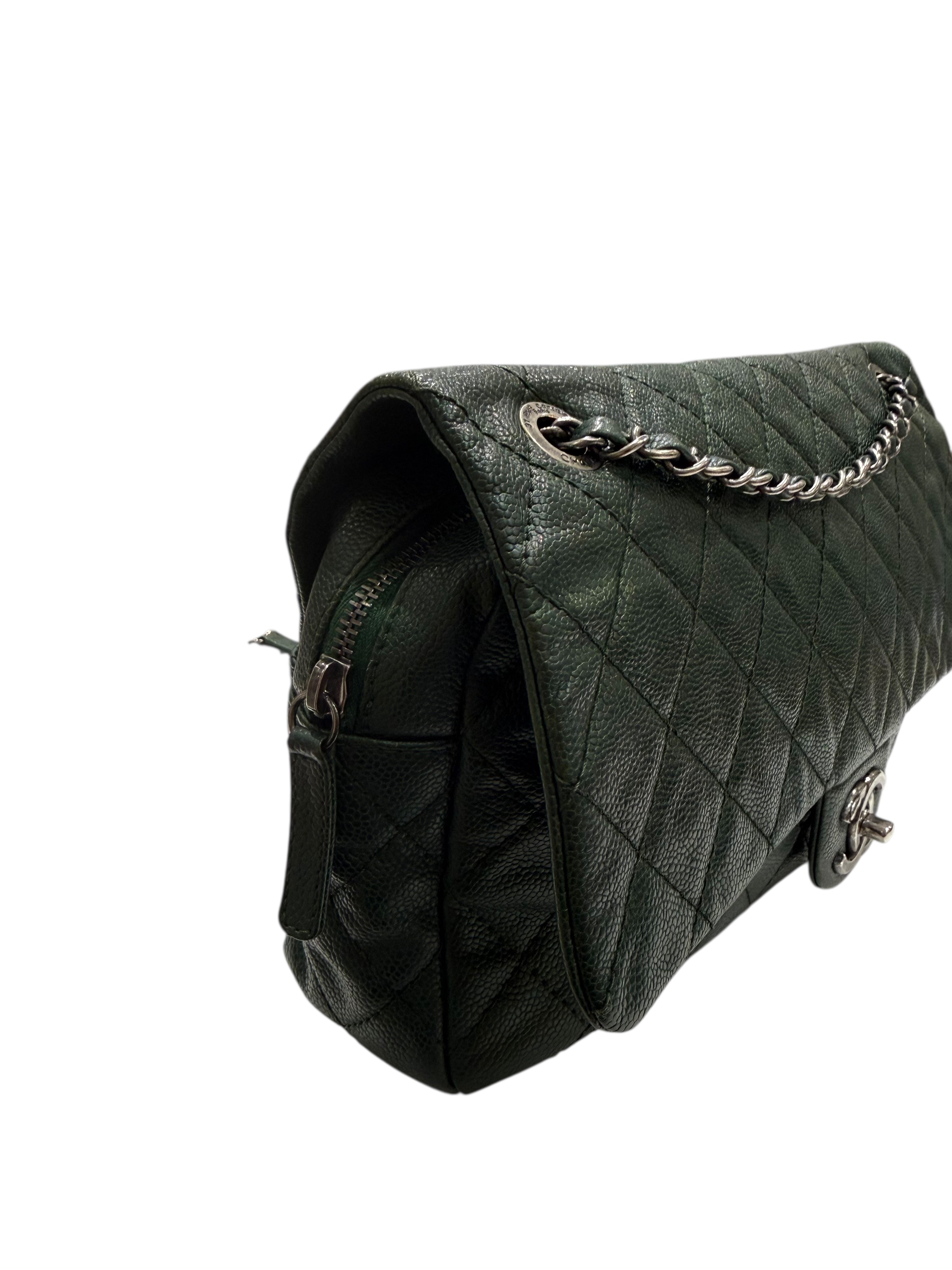 Chanel - Sac Easy Flap en cuir caviar iridescent vert foncé