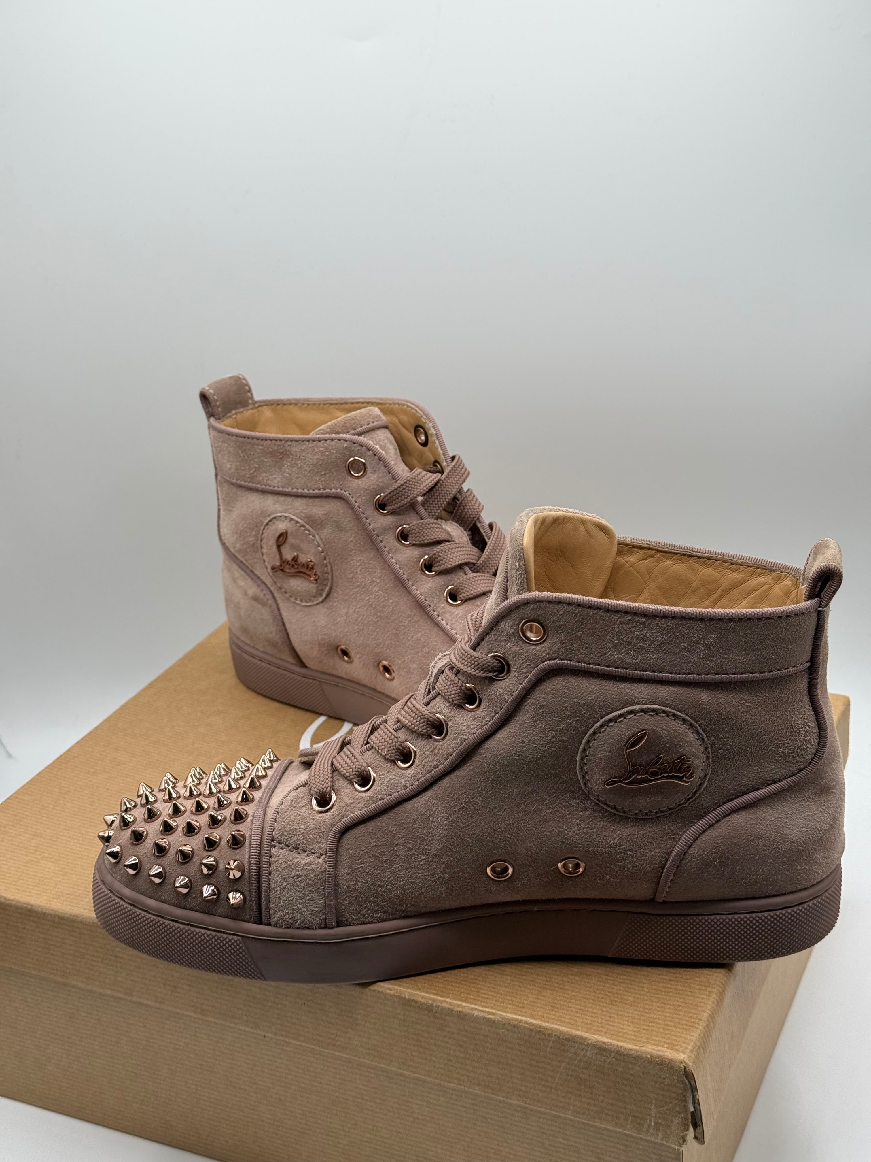 Louboutin - Baskets daim beige foncé spikes or rose