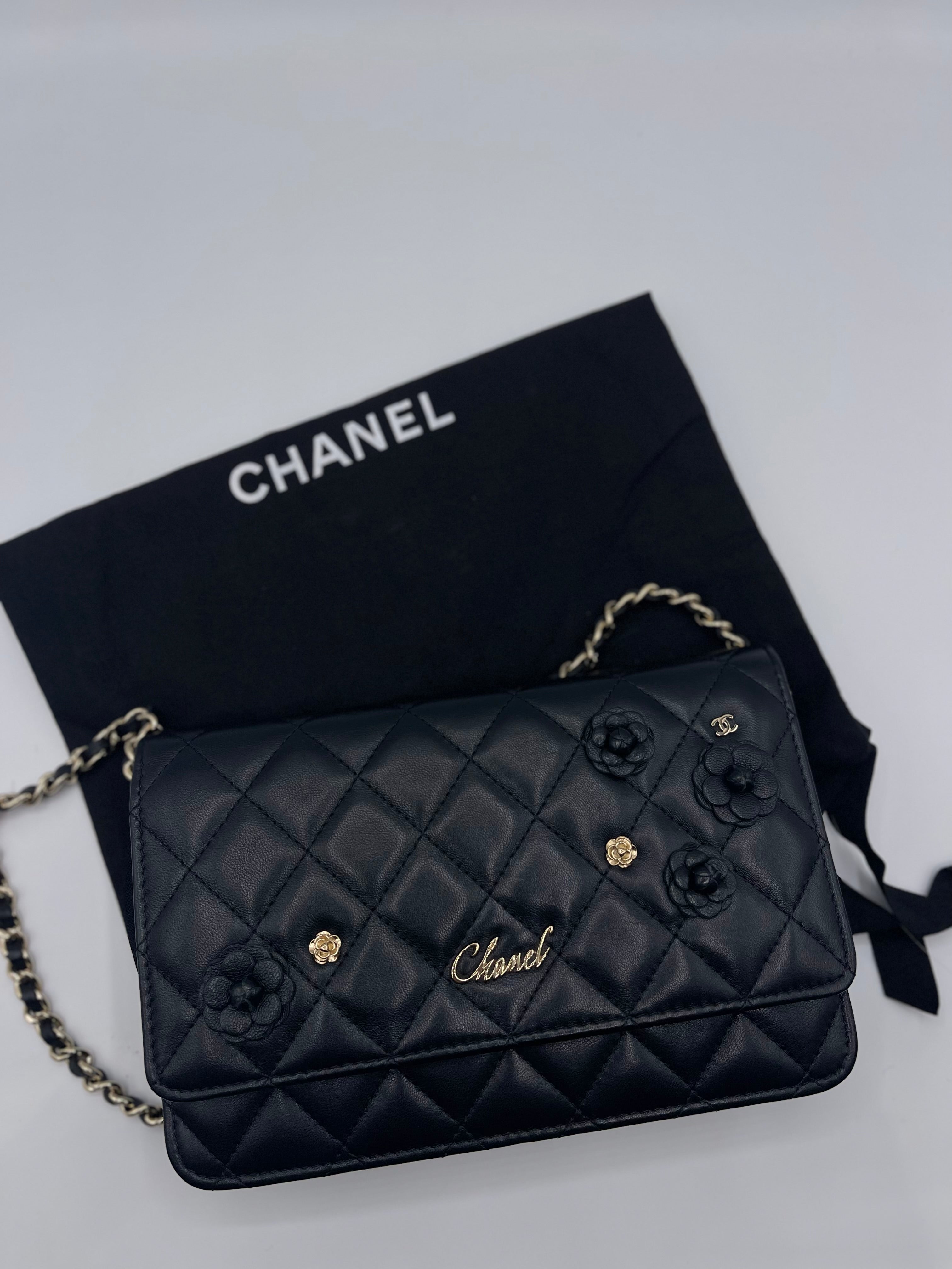 Chanel - Portafoglio con catena nero e camelia in edizione limitata