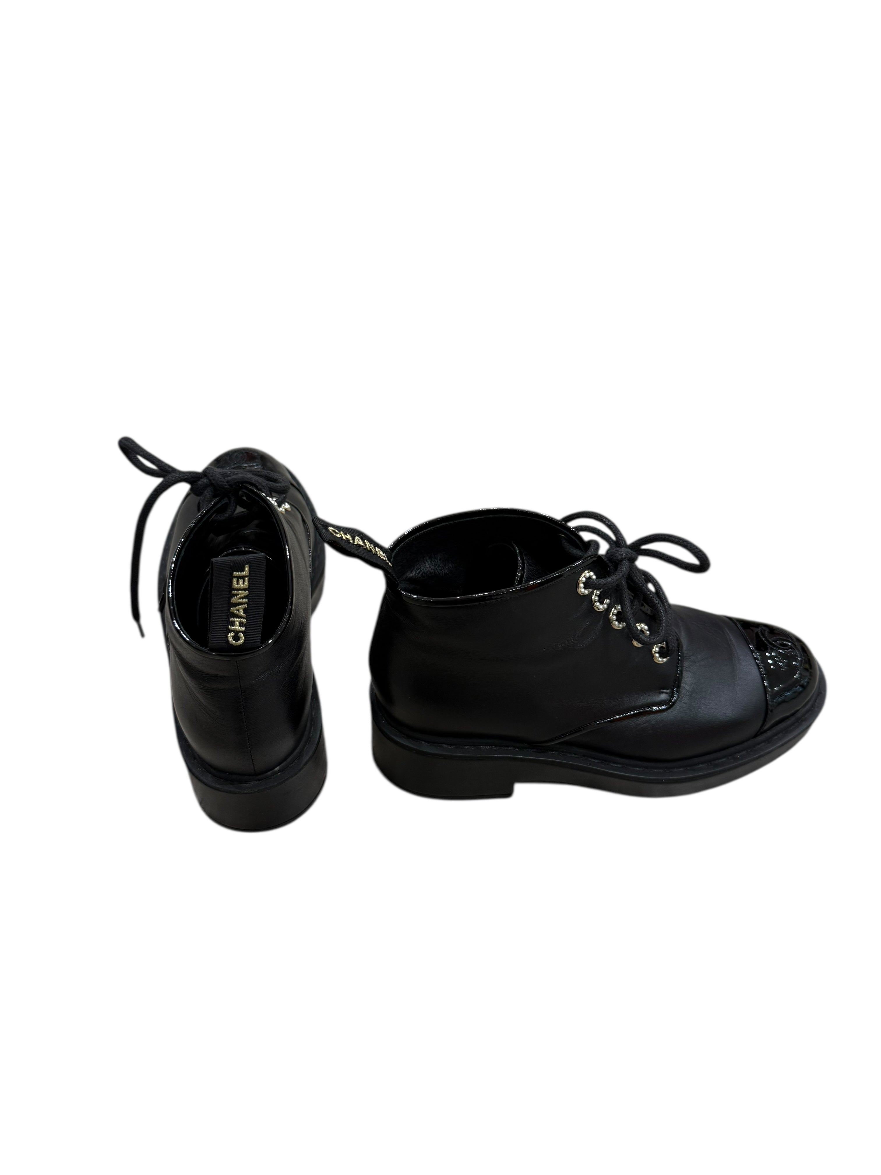 Chanel - Bottines en cuir à lacet, détail de perles sur les œillets T38,5
