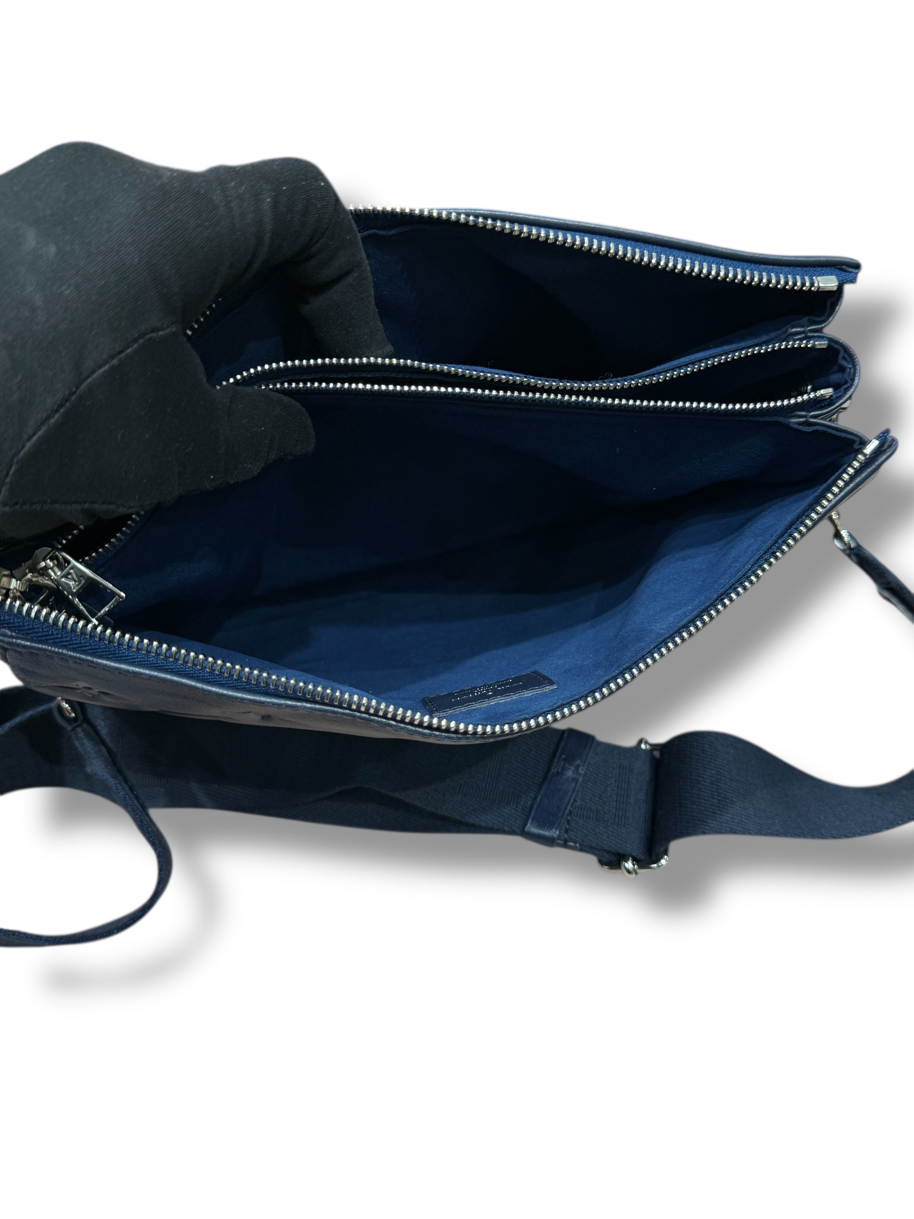 Louis Vuitton - Sac Coussin PM bleu navy