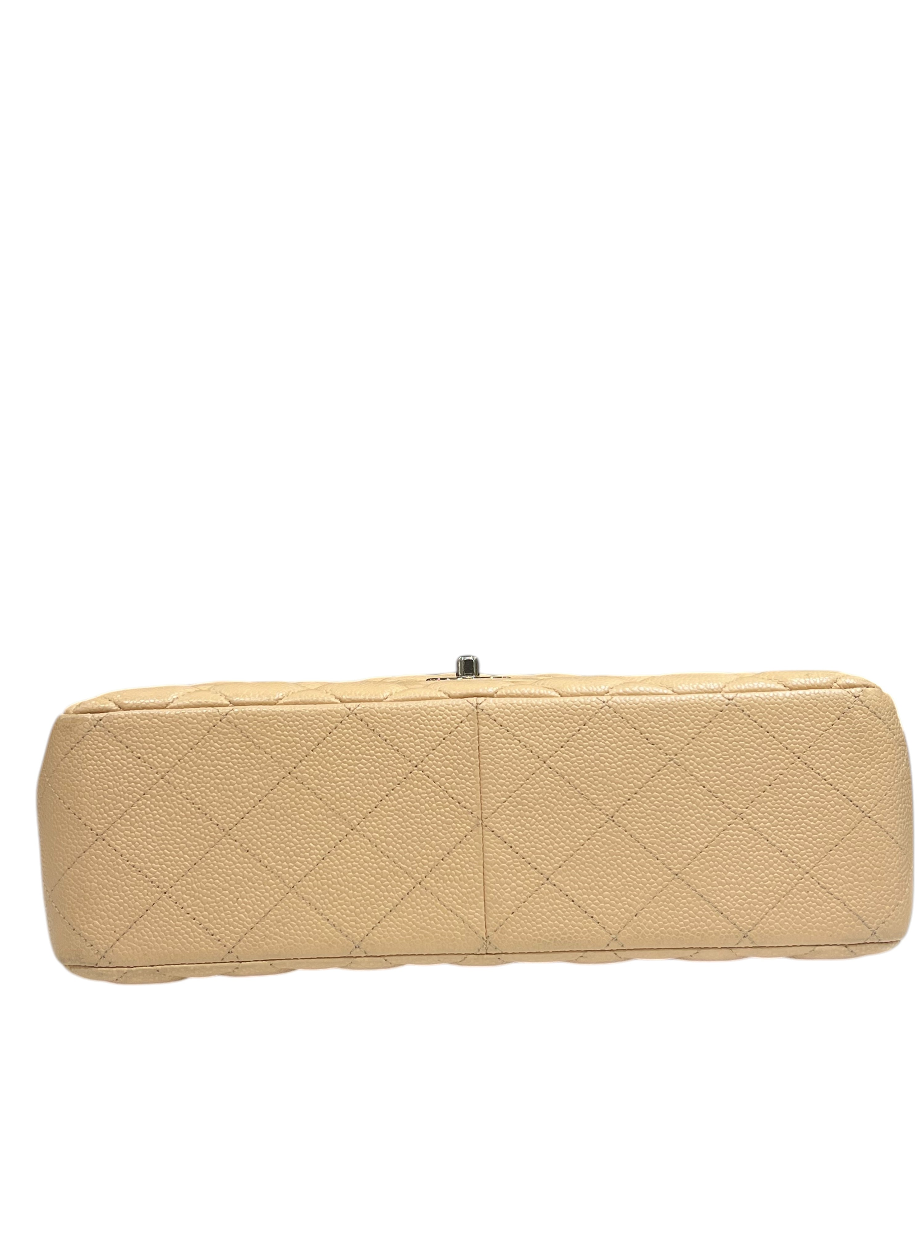 Chanel - Borsa jumbo in pelle martellata beige