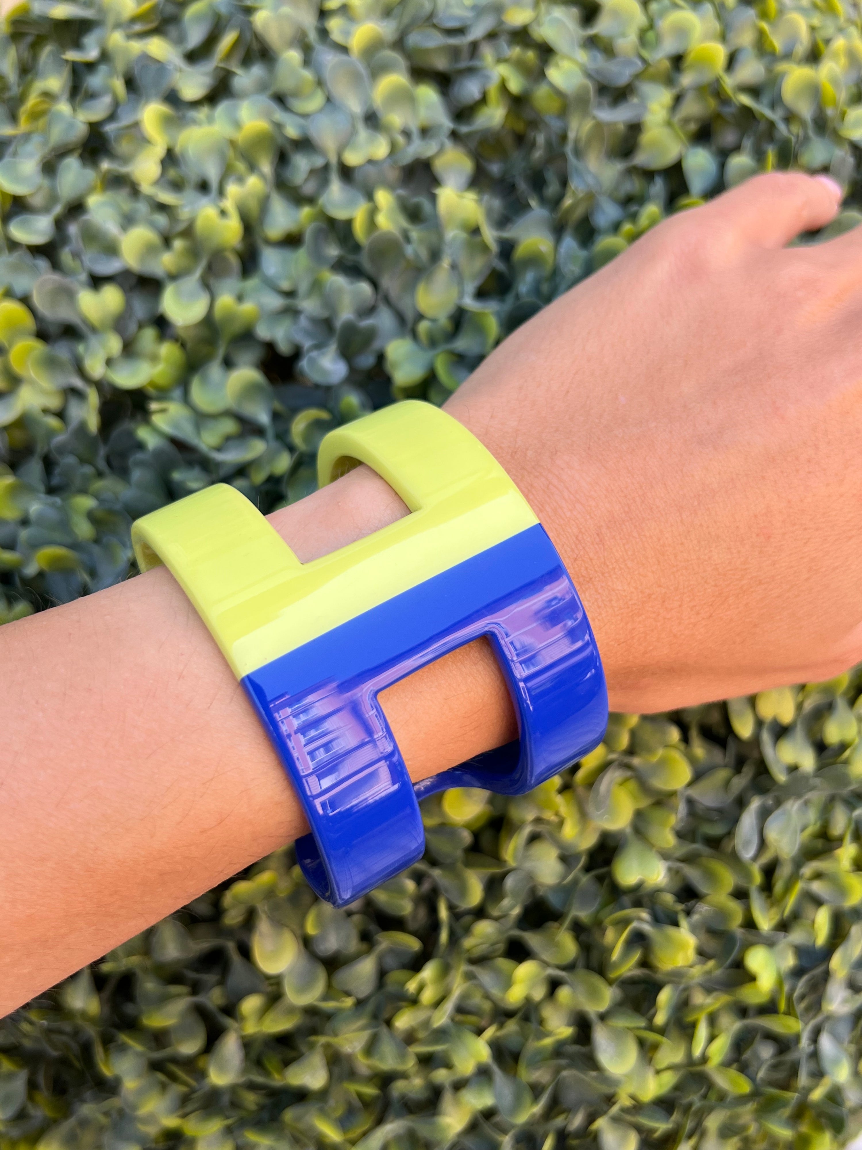 Hermès - Lacquered resin H bracelet