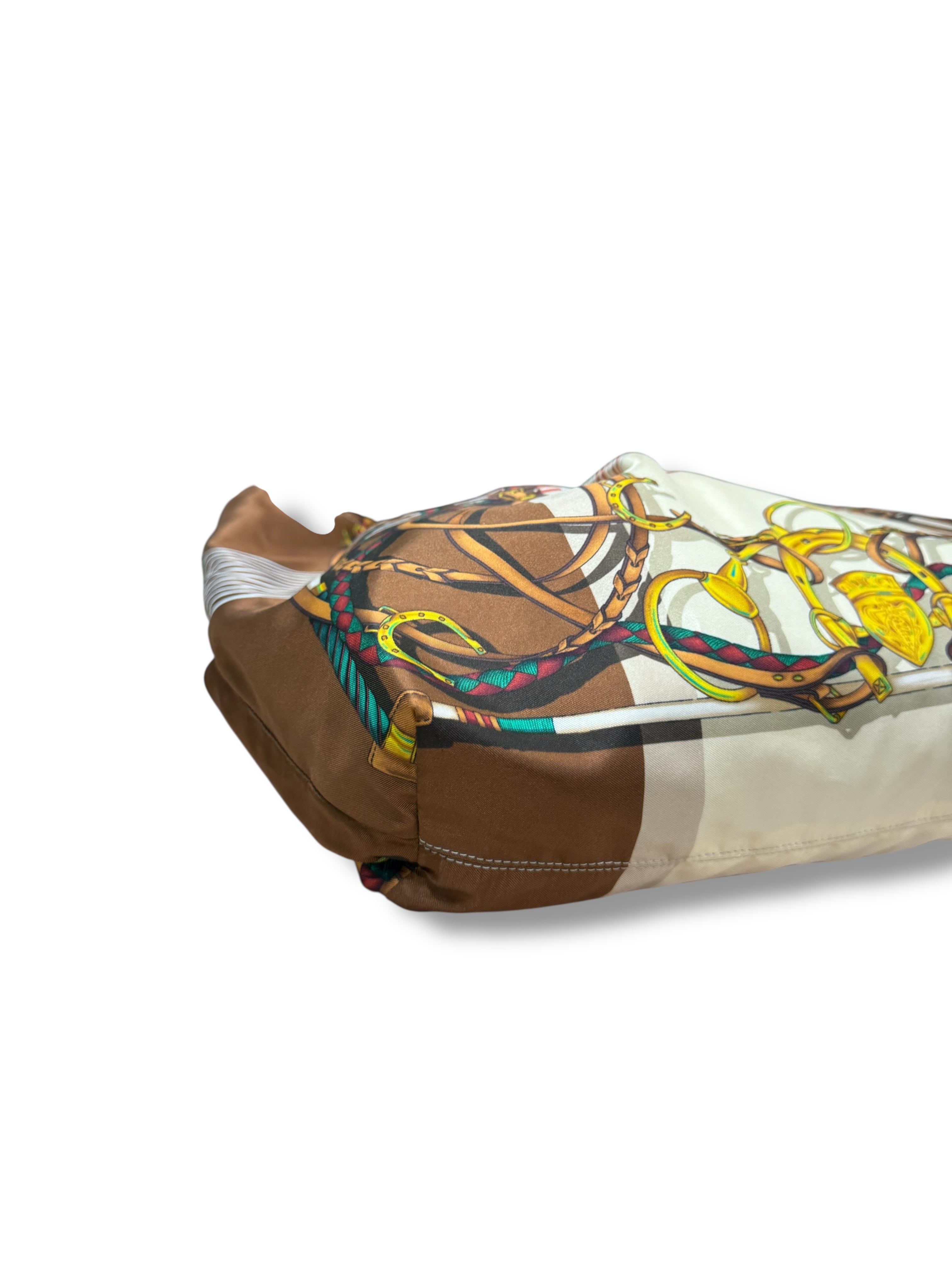 Gucci - Sac Cabas maxi format en soie avec poignée en bambou Édition limitée 2025