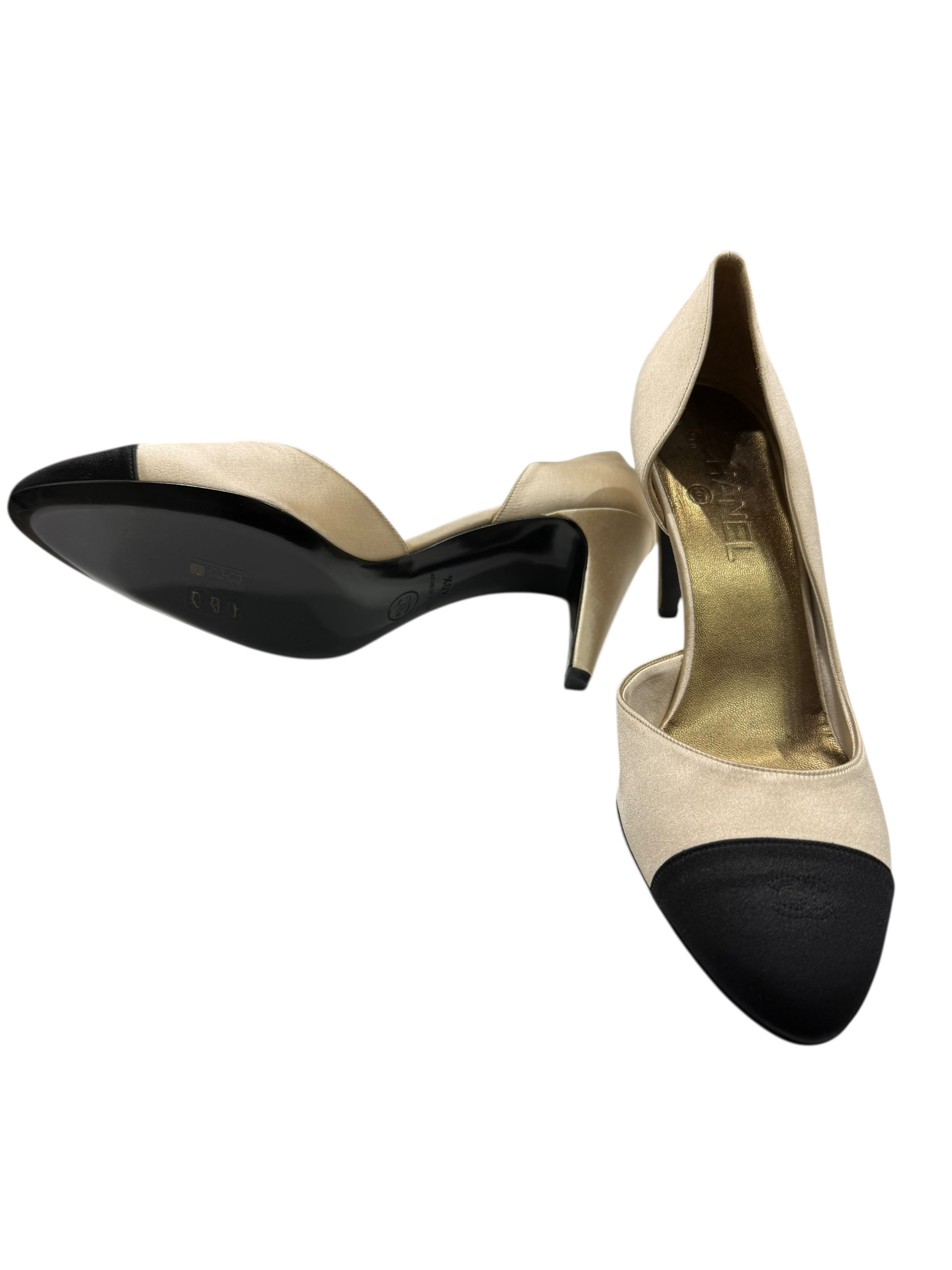 Chanel - Escarpins en satin beige et bout noir T40 1/2