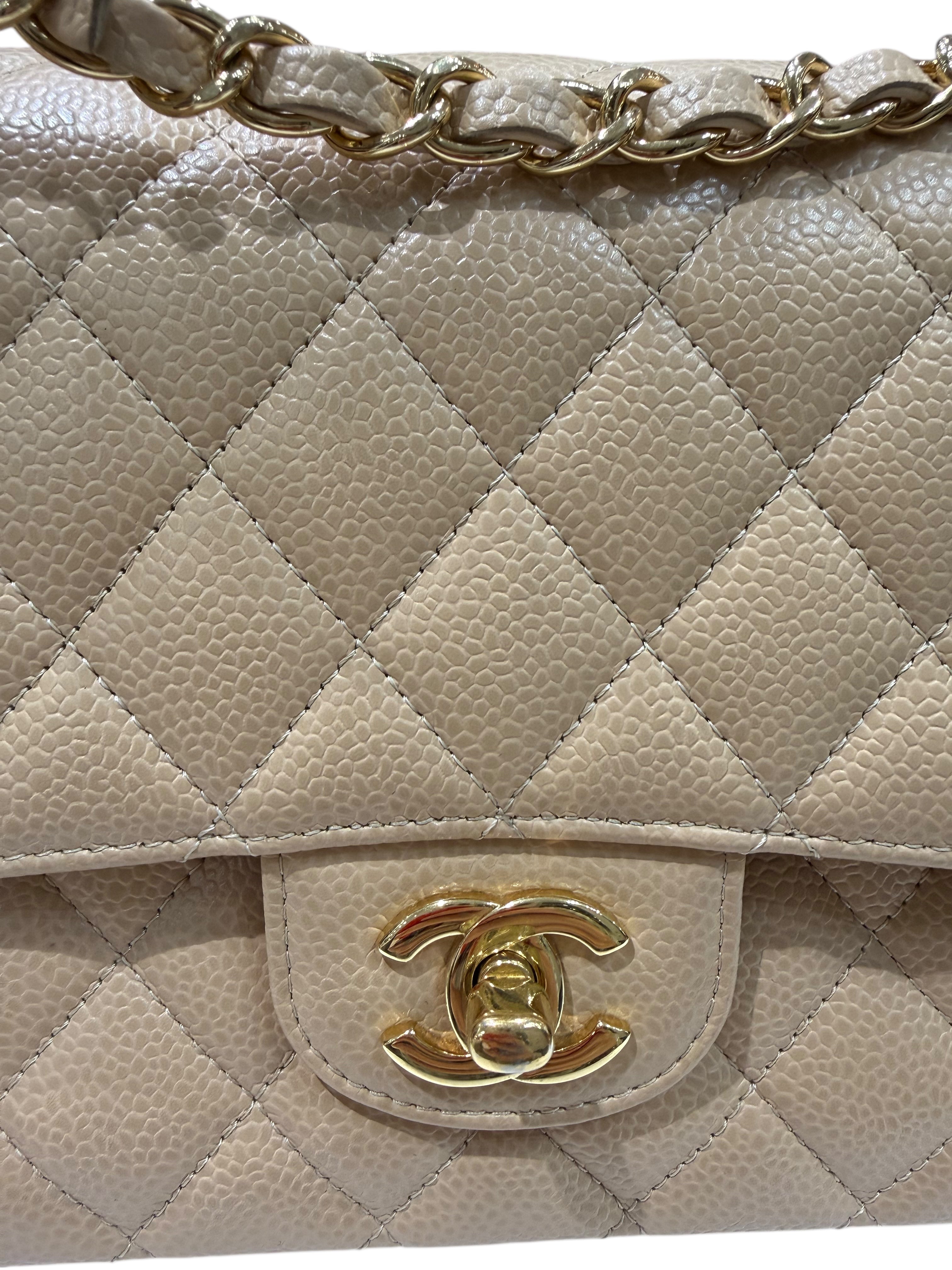 Chanel - Sac à rabat classique 11:12 Timeless 25 en cuir caviar beige et finitions dorées