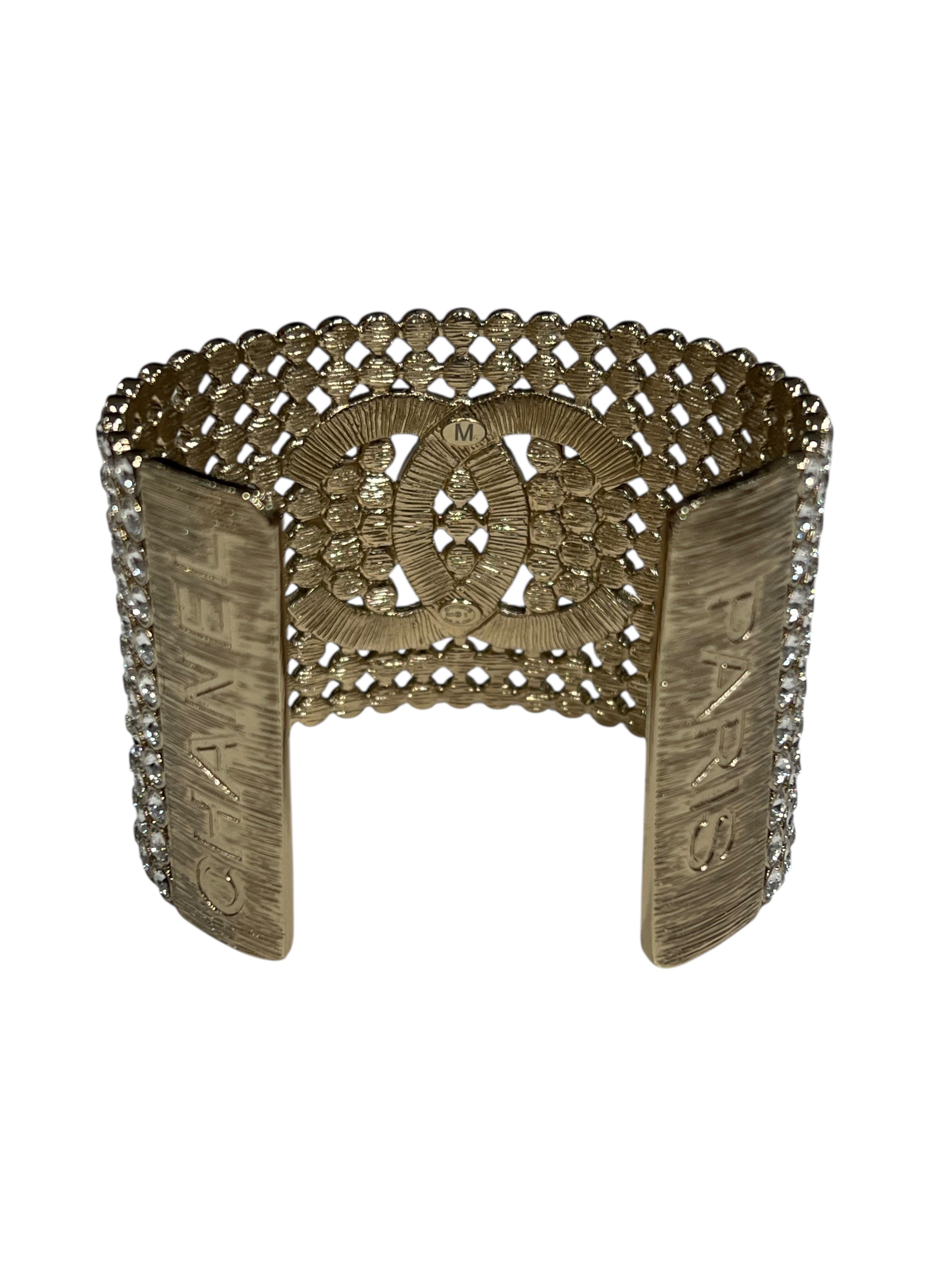 Chanel - manchette métal champagne brossé et strass 2023