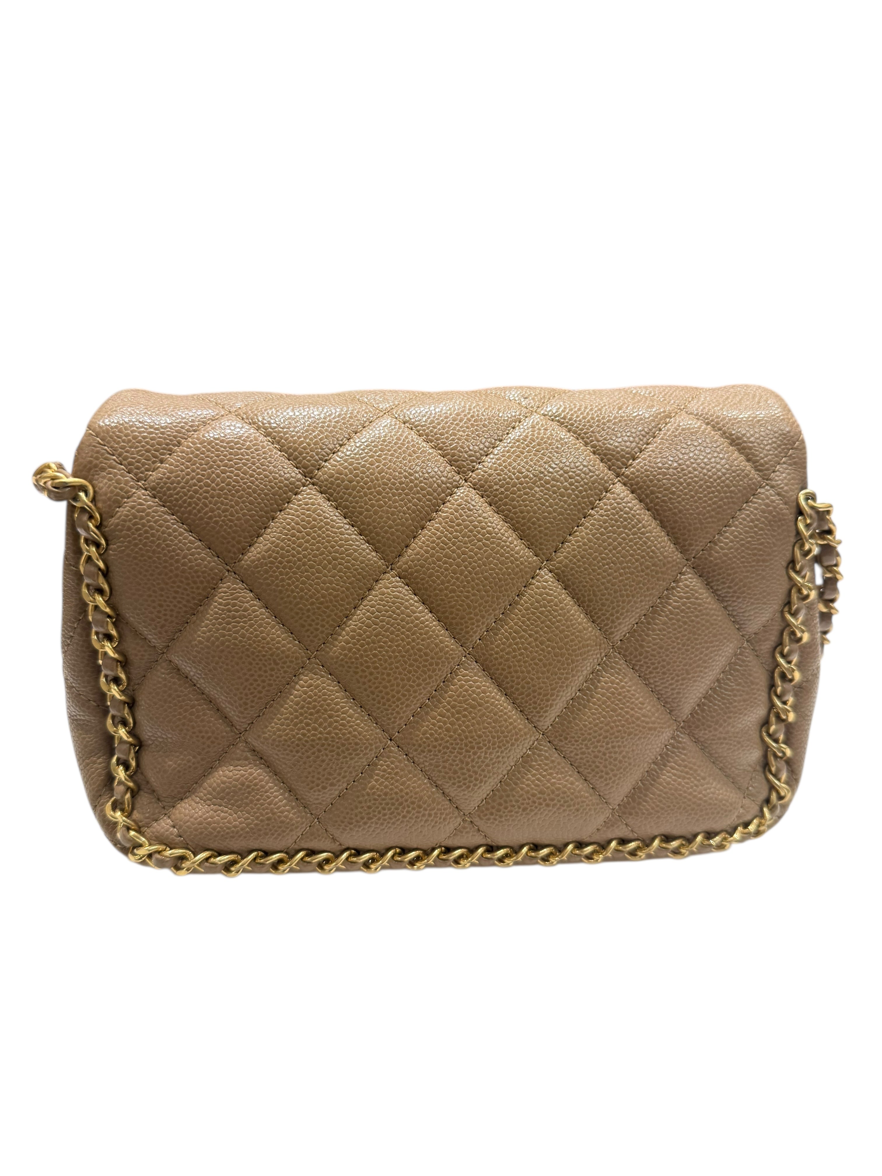 Chanel – Sac Classic Flap Medium en cuir caviar beige foncé