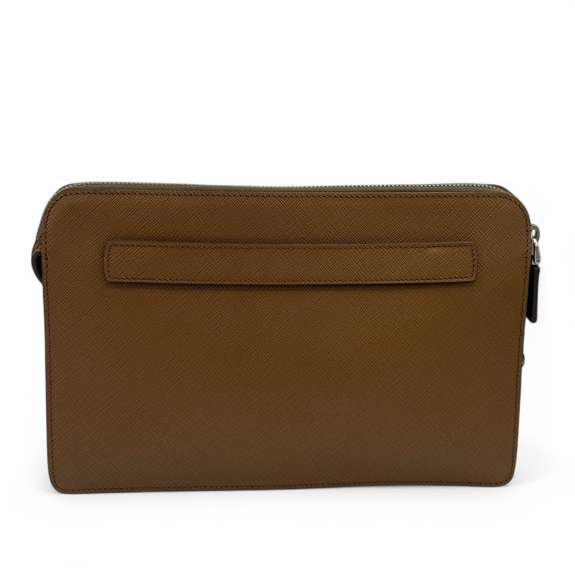 Prada - Pochette cuir Saffiano caramel