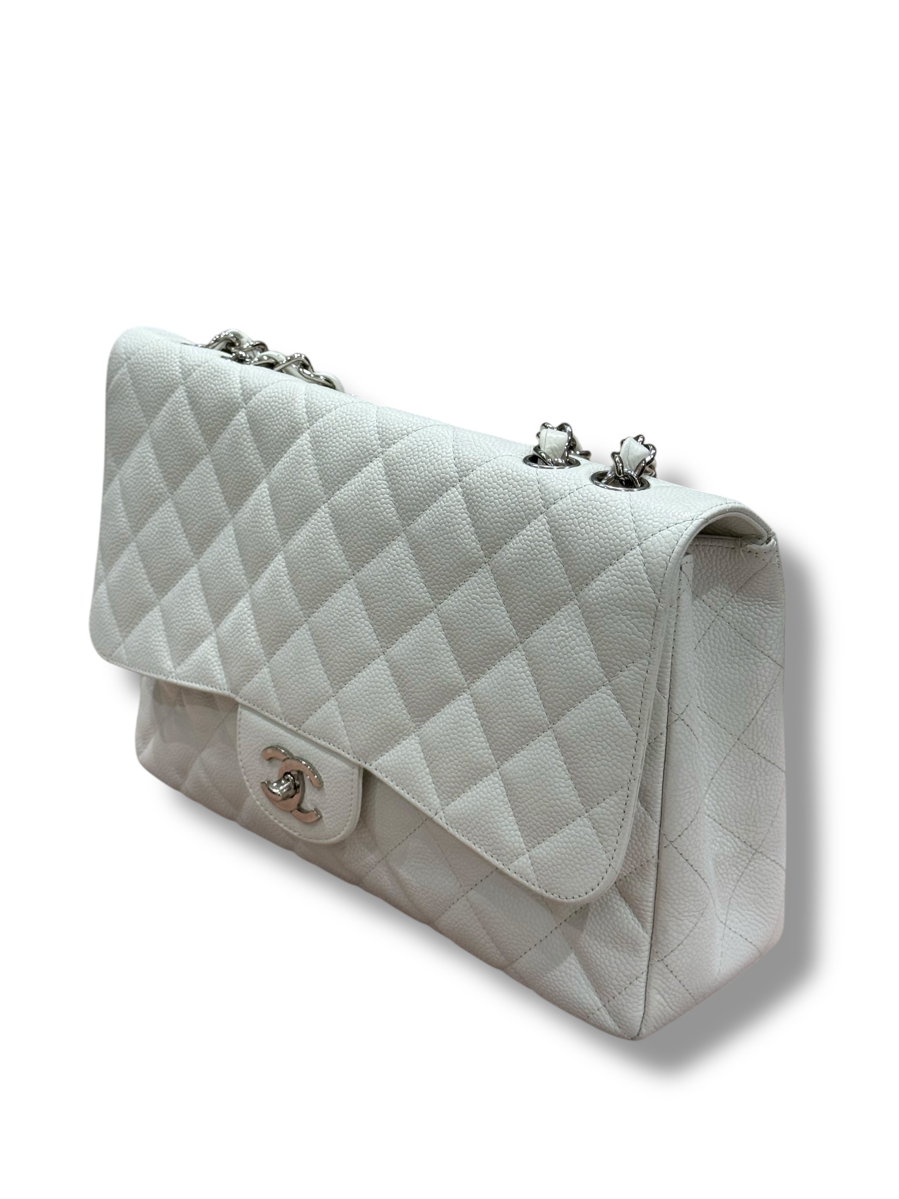 Chanel - Klassische Jumbo-Tasche mit weißer Klappe