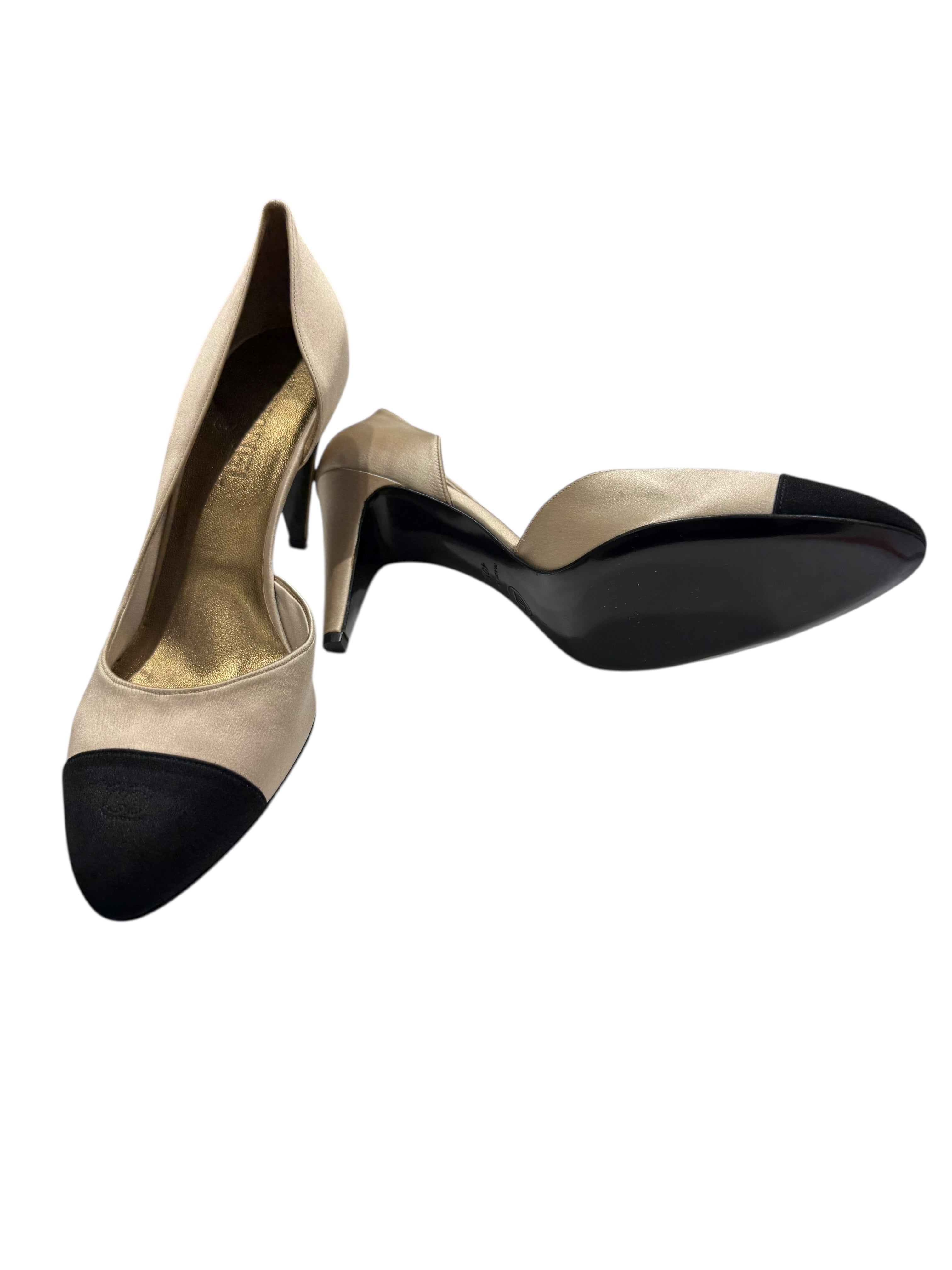 Chanel - Escarpins en satin beige et bout noir T40 1/2