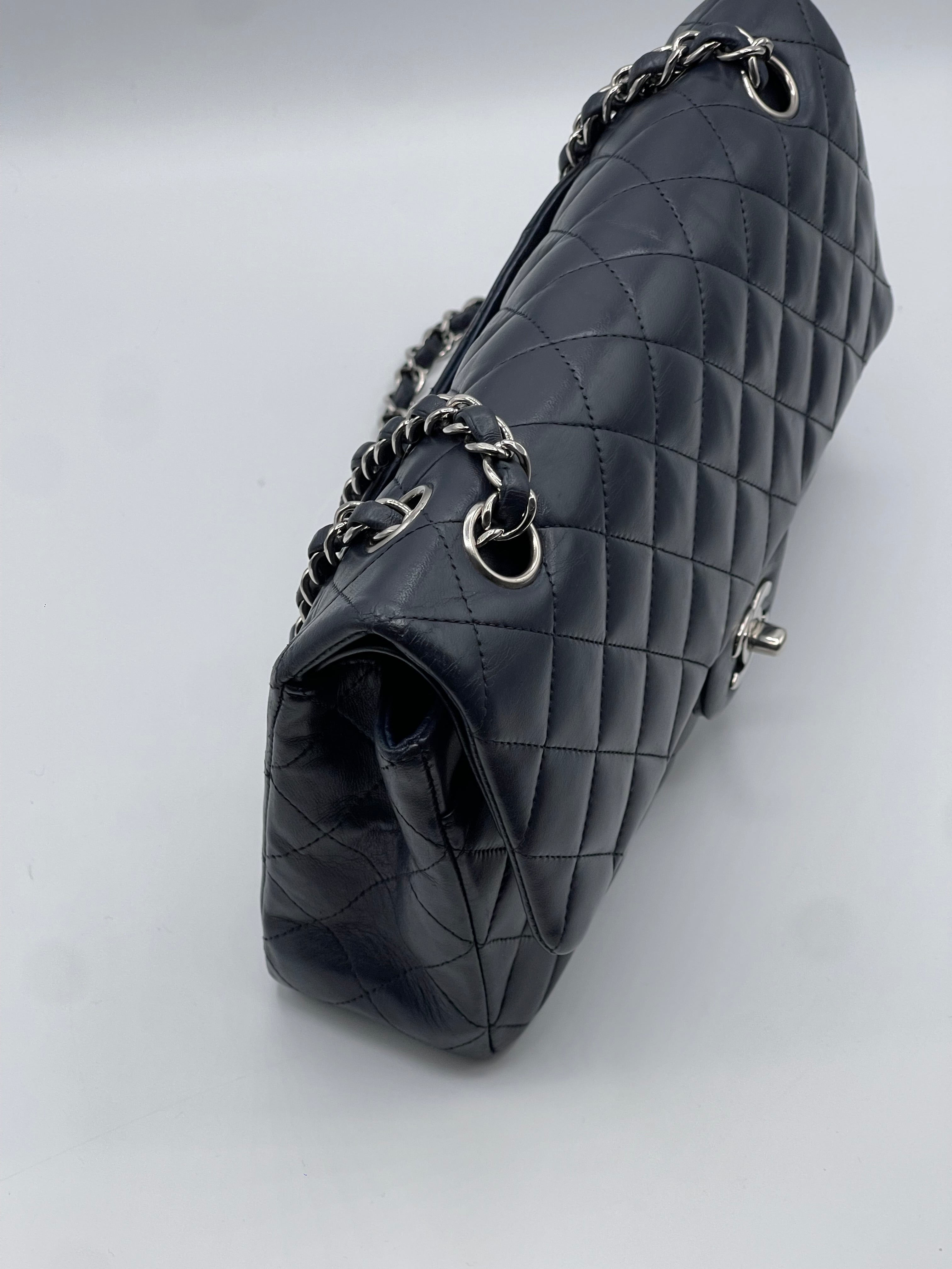 Chanel - Sac 11.12 classique timeless 25 bleu marine