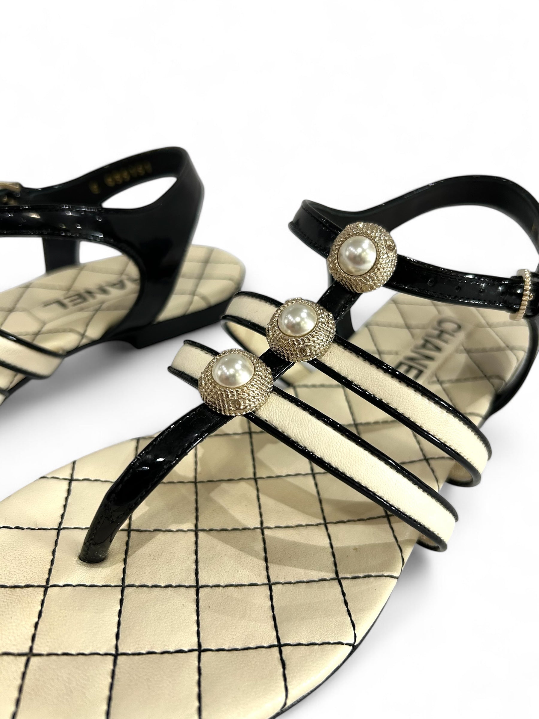 Chanel - Sandales avec brides et perles t.38