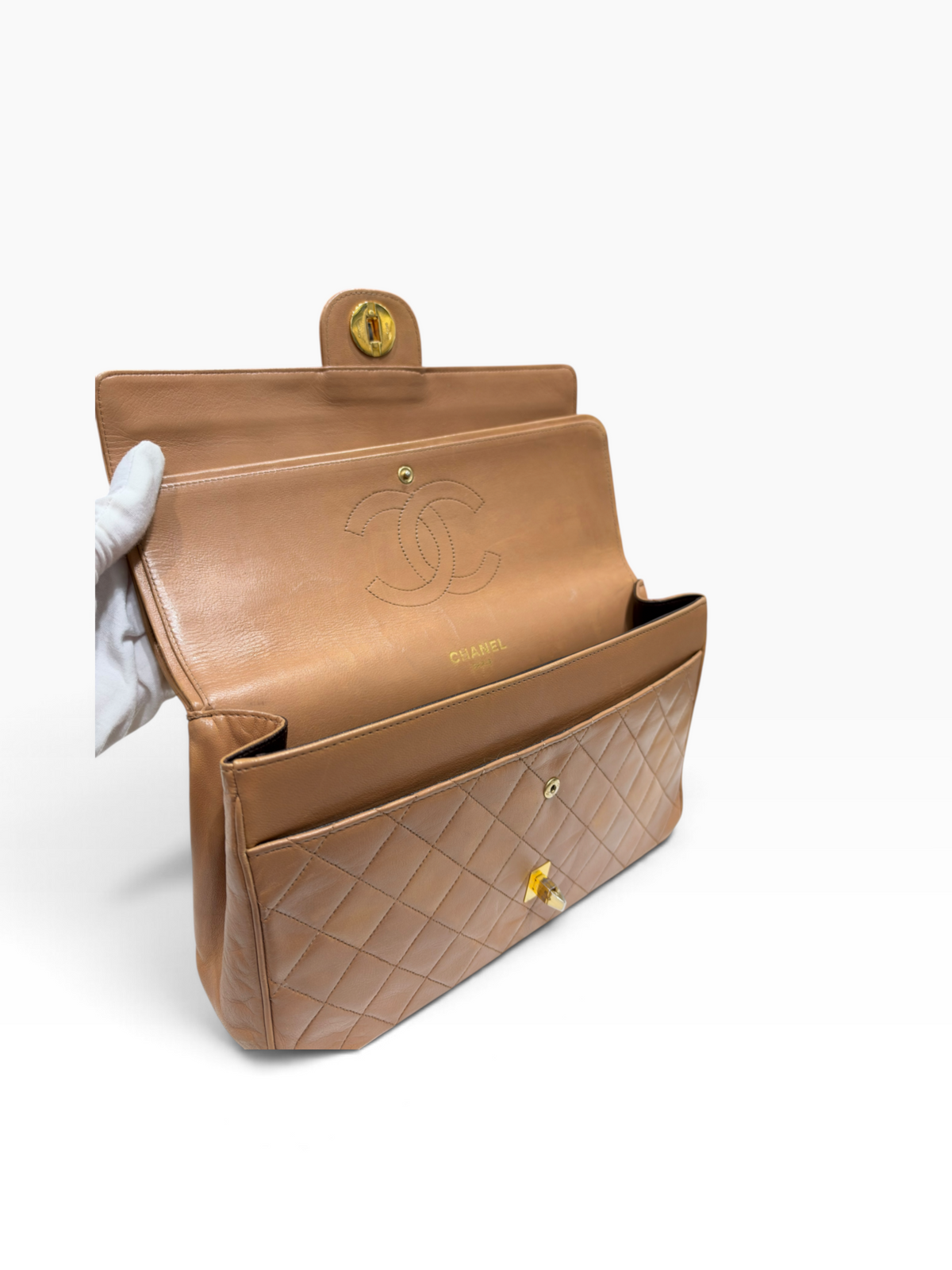 Chanel - Sac Timeless Medium cuir matelassé beige
