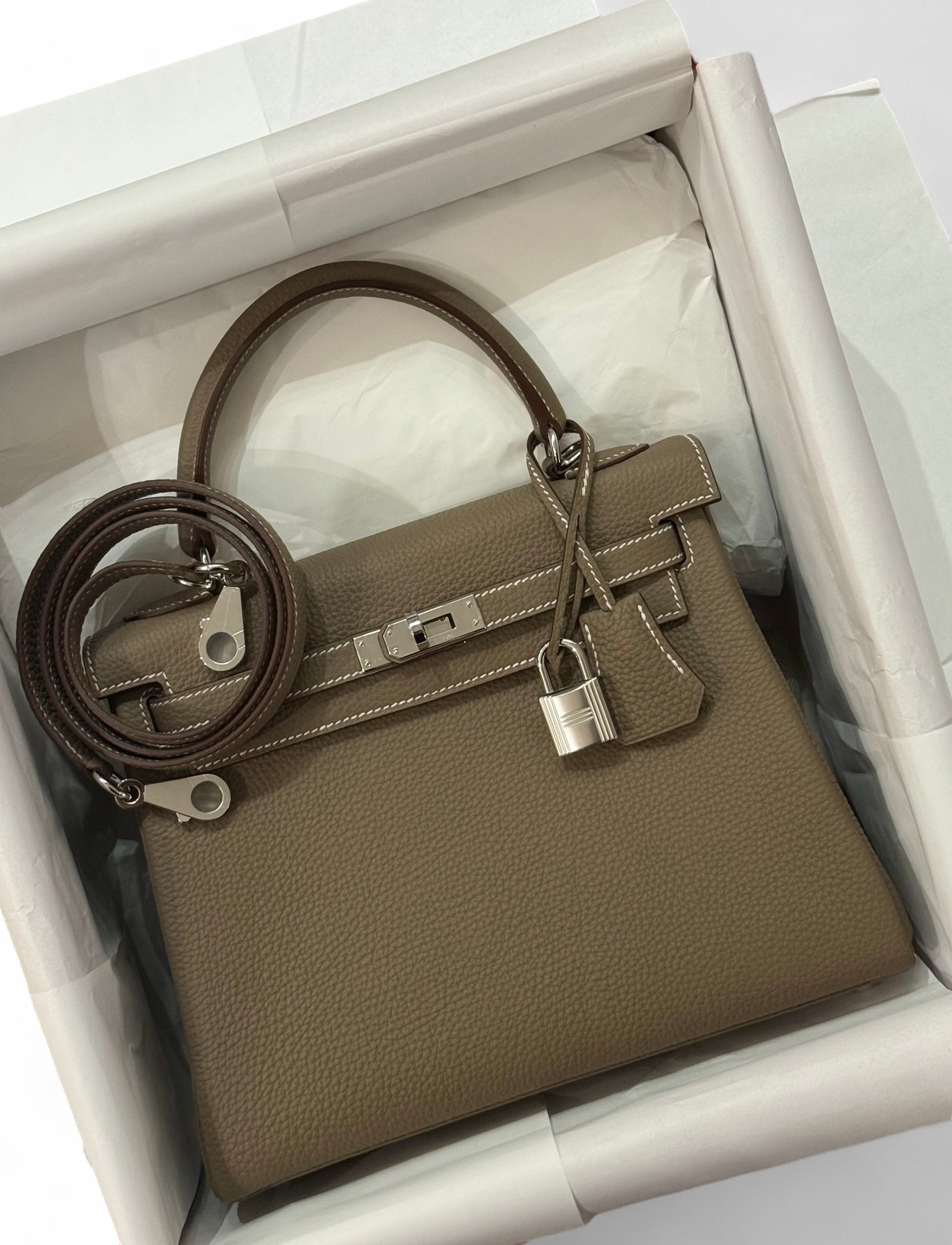 Hermès – Sac Kelly 25 Étoupe Togo Retourné PHW