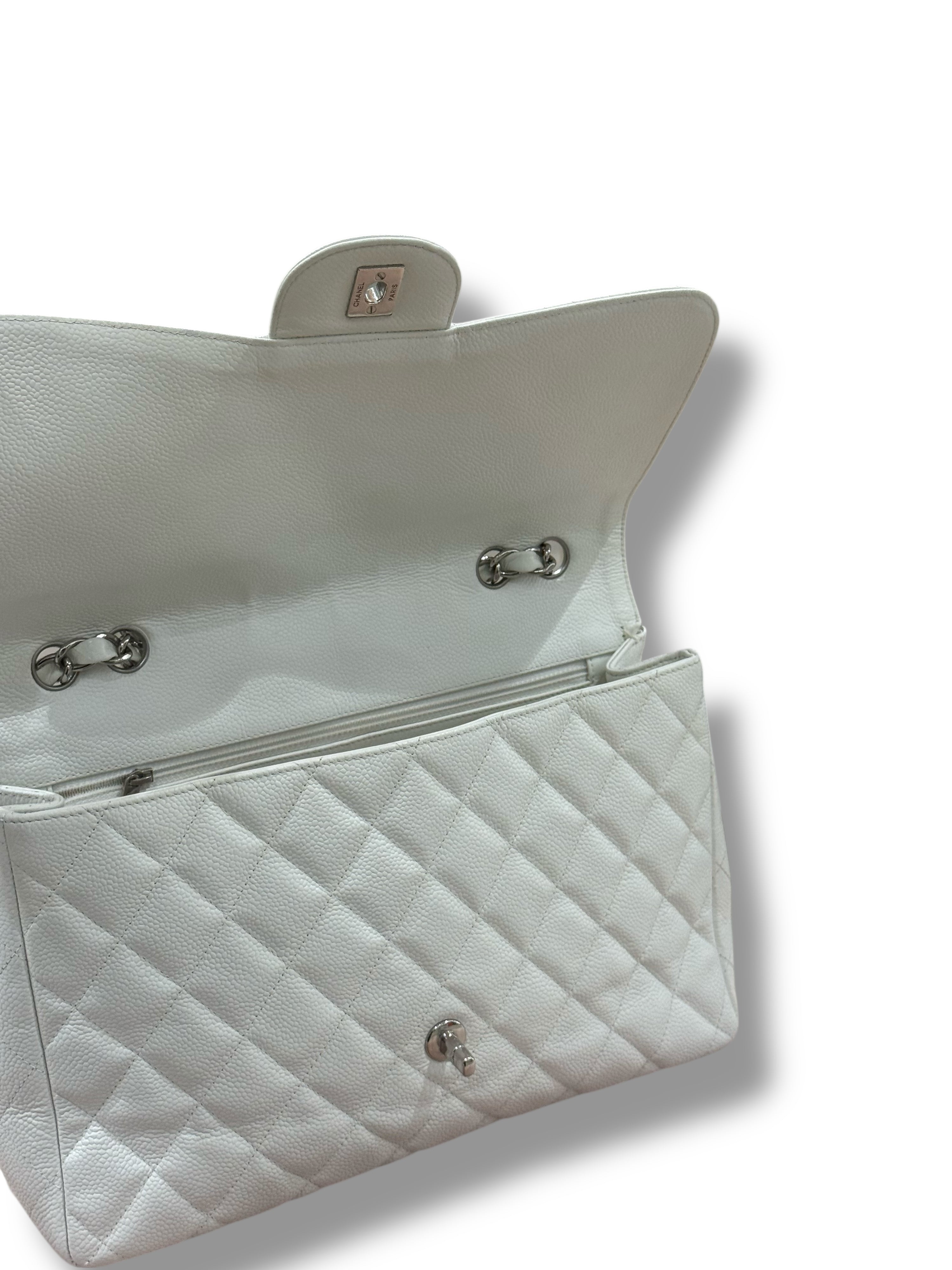Chanel - Klassische Jumbo-Tasche mit weißer Klappe