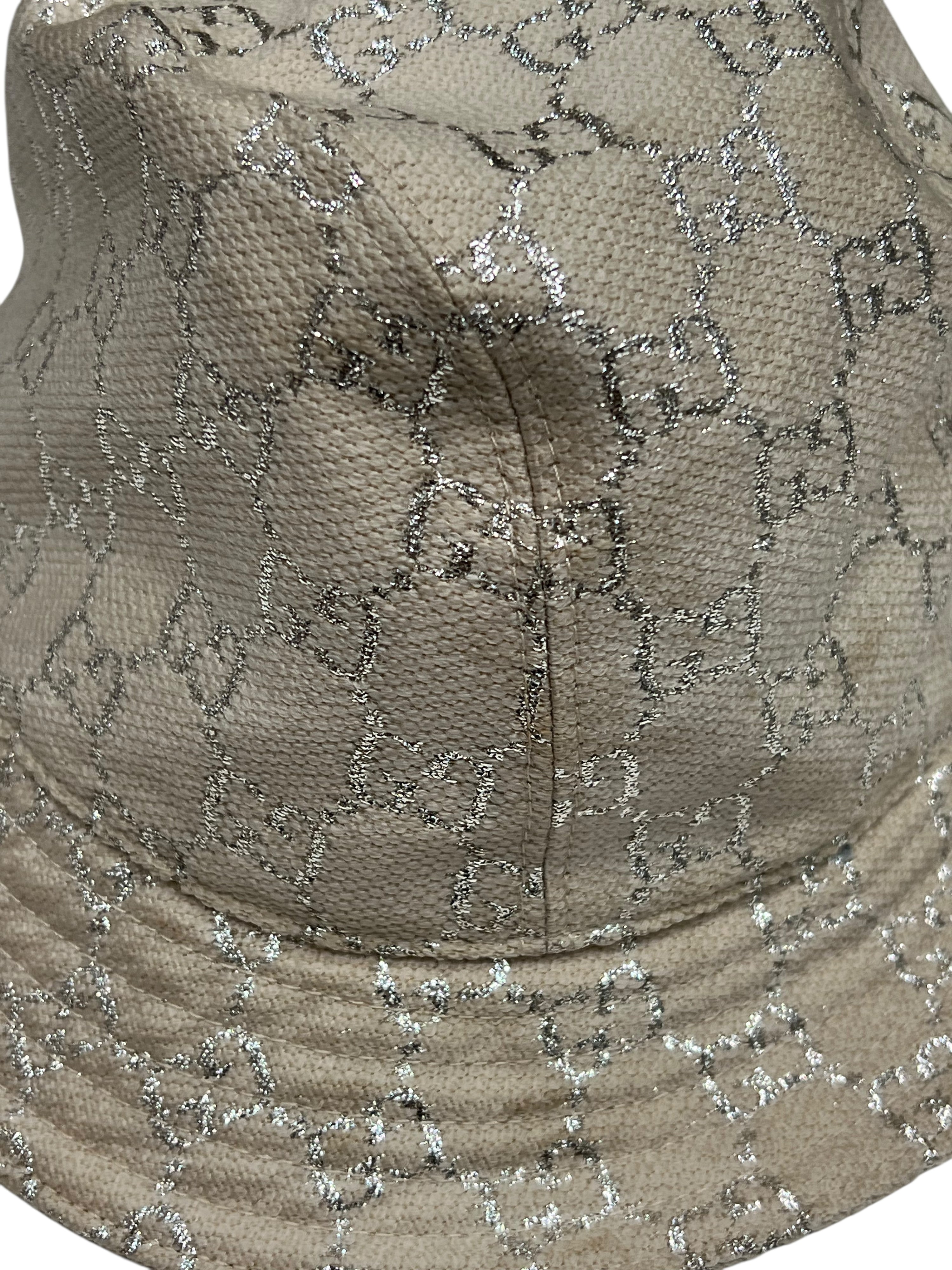 Gucci - Ecru-Fischerhut mit silbernem Monogramm TM