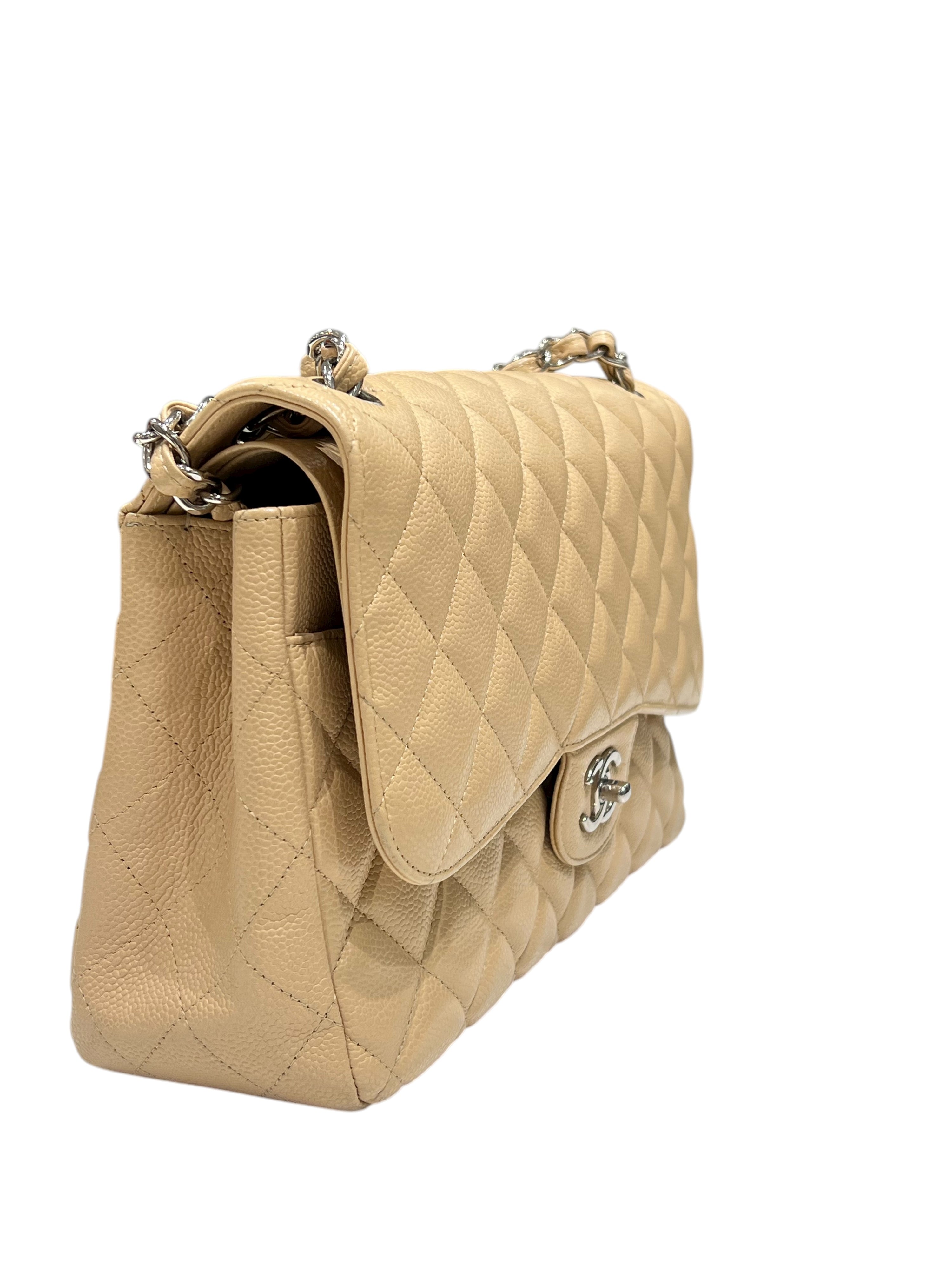 Chanel - Borsa jumbo in pelle martellata beige