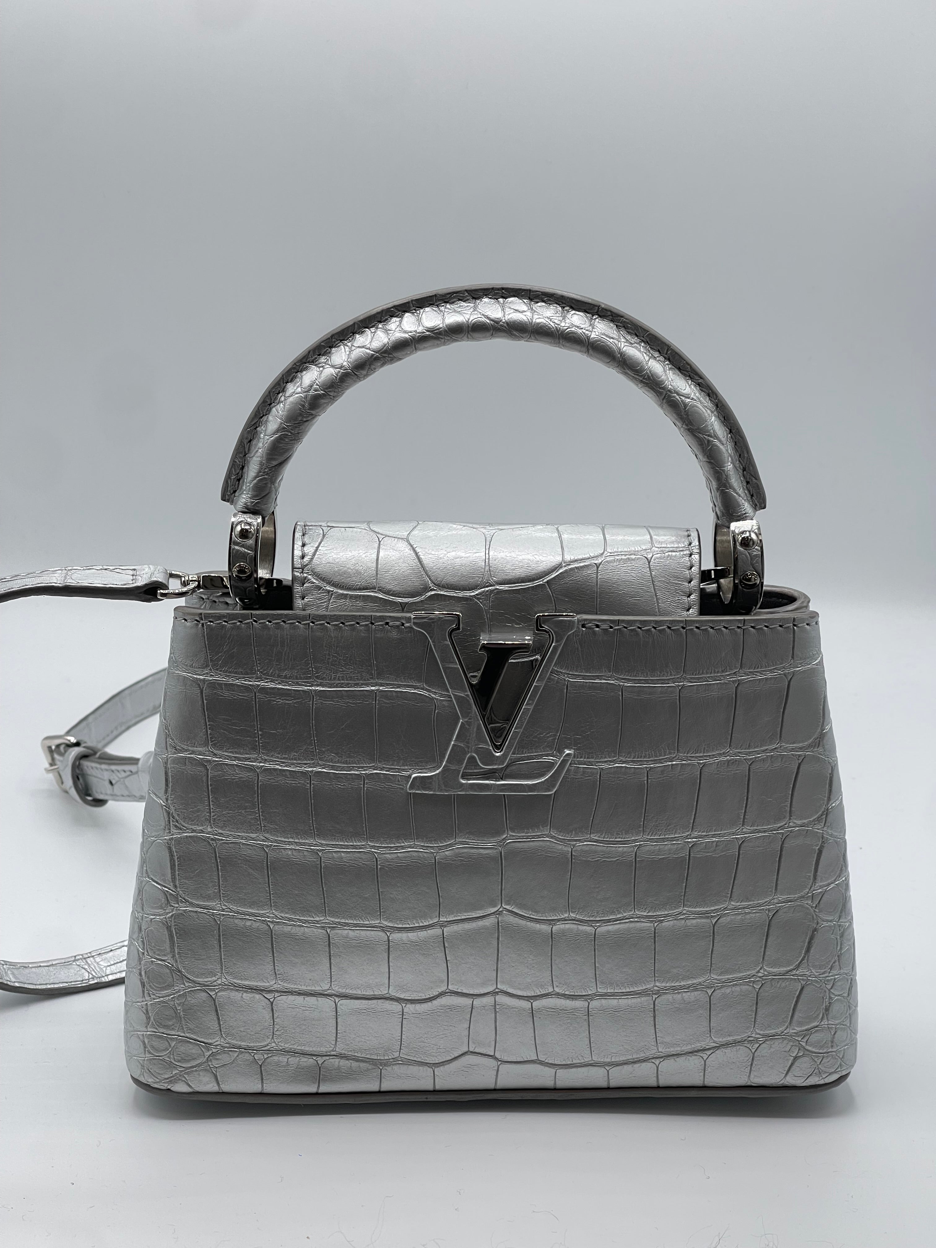 Louis Vuitton - Sac Capucines alligator Silver