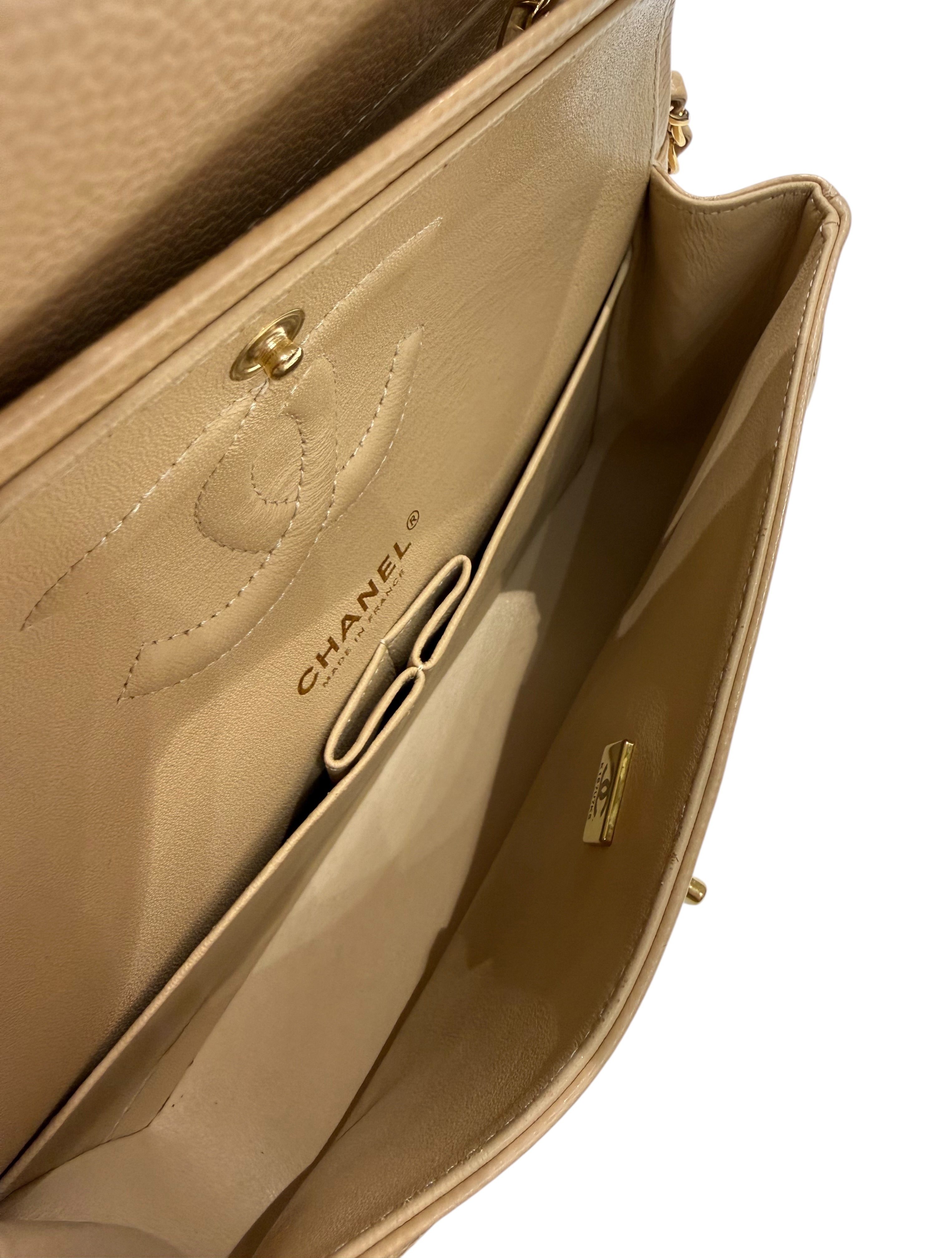 Chanel - Sac à rabat classique 11:12 Timeless 25 en cuir caviar beige et finitions dorées