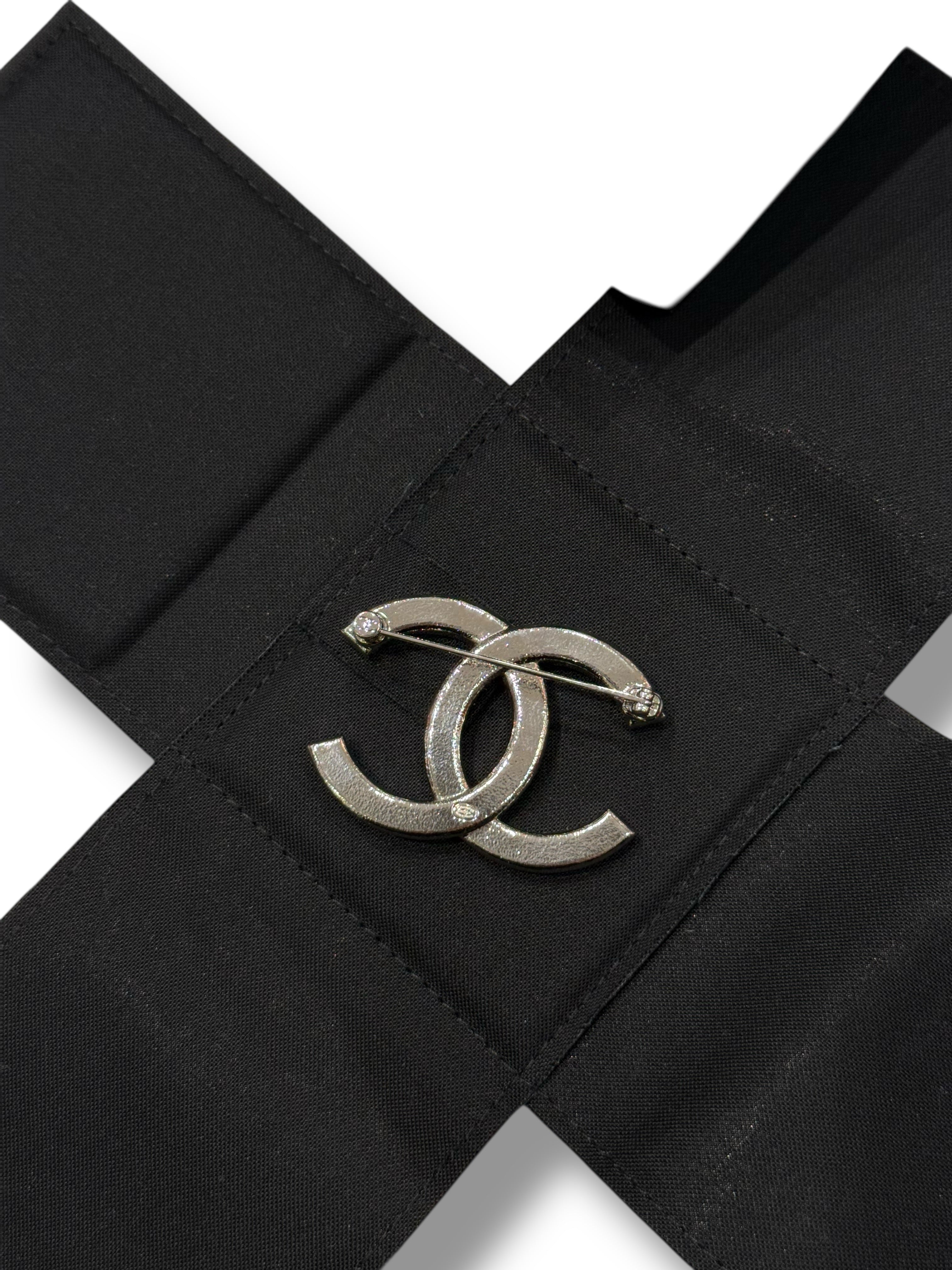 Chanel - Broche CC Argentée