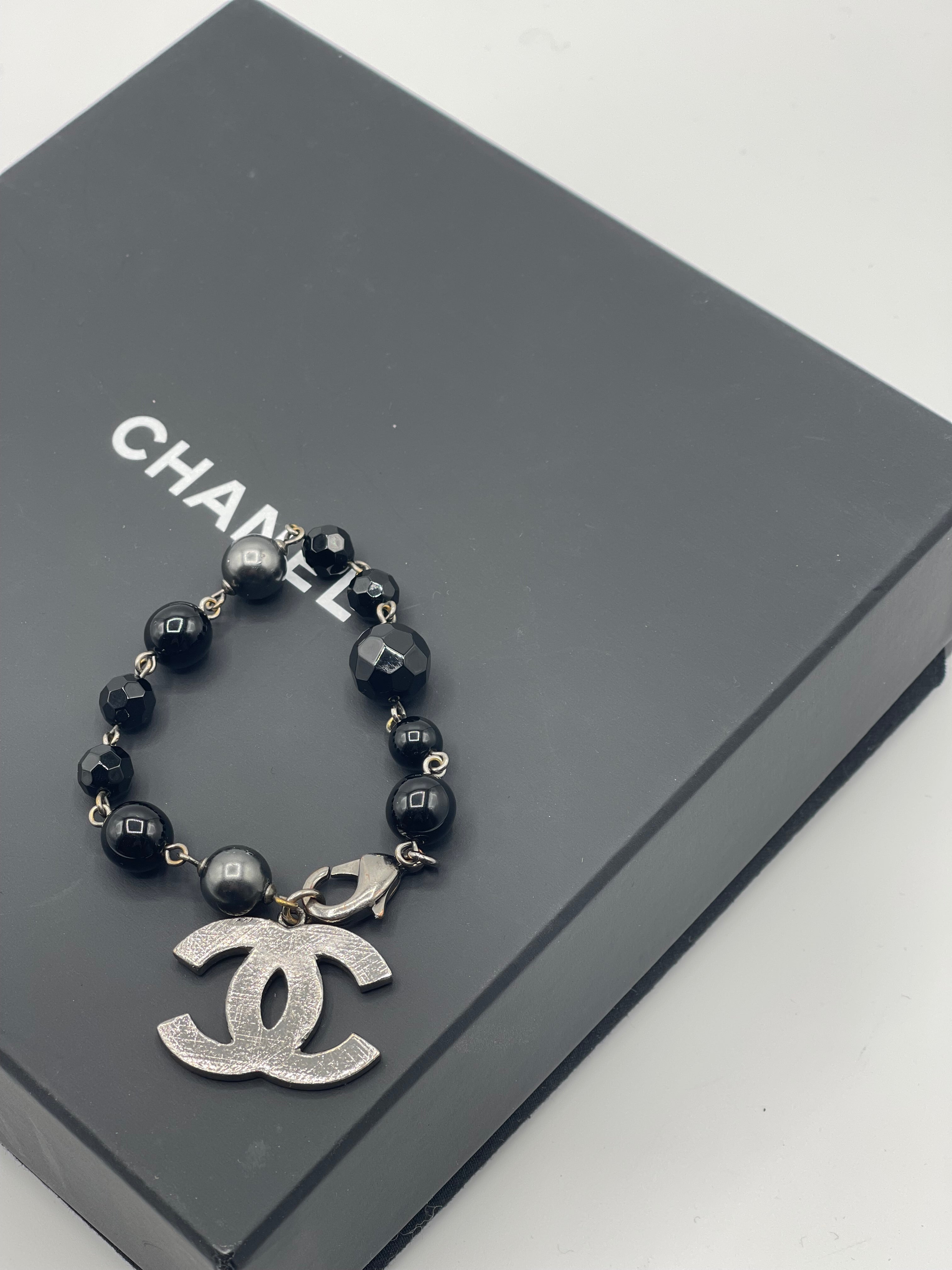 Chanel - Bracciale con perle nere