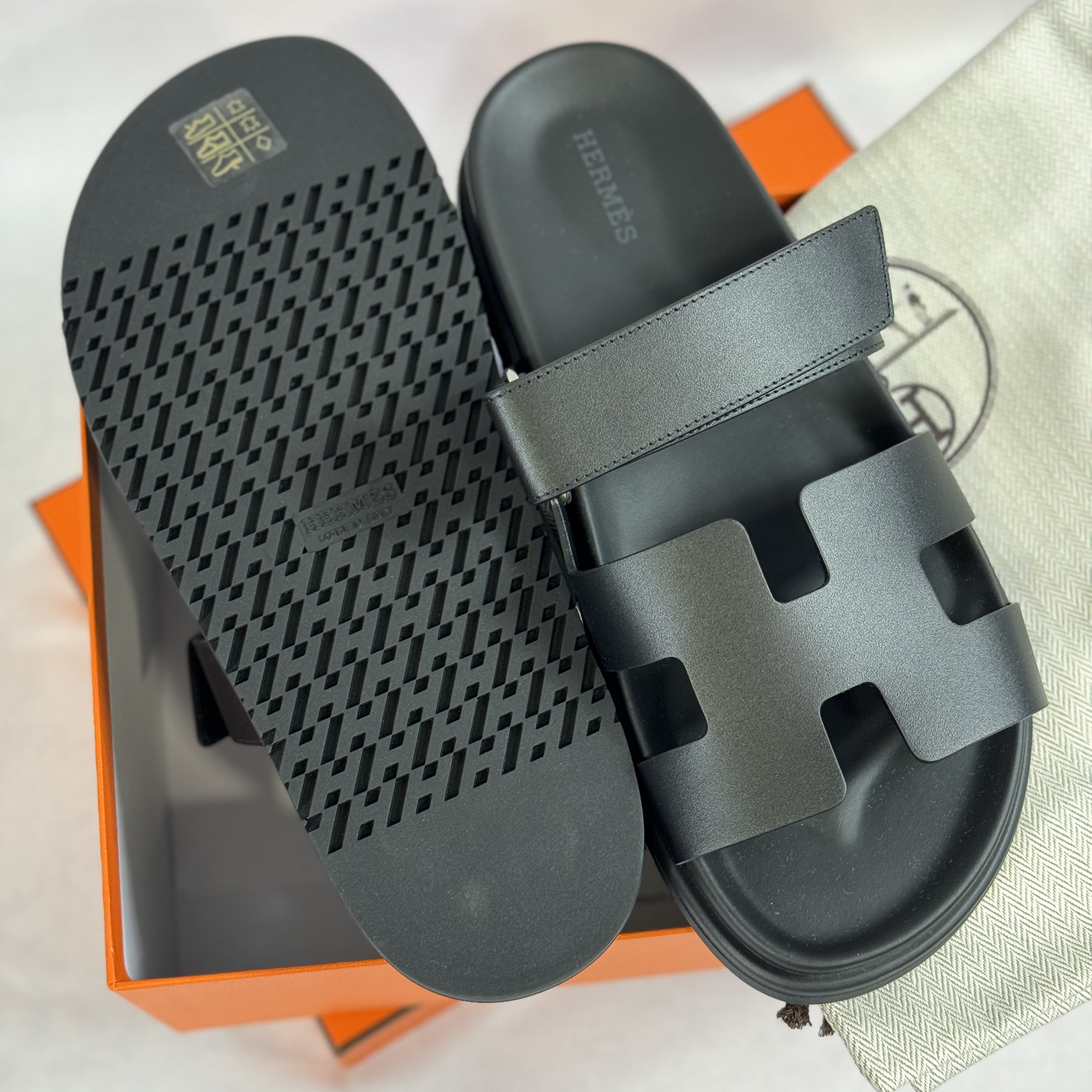 Hermès – Schwarze Chypre-Sandalen T.39