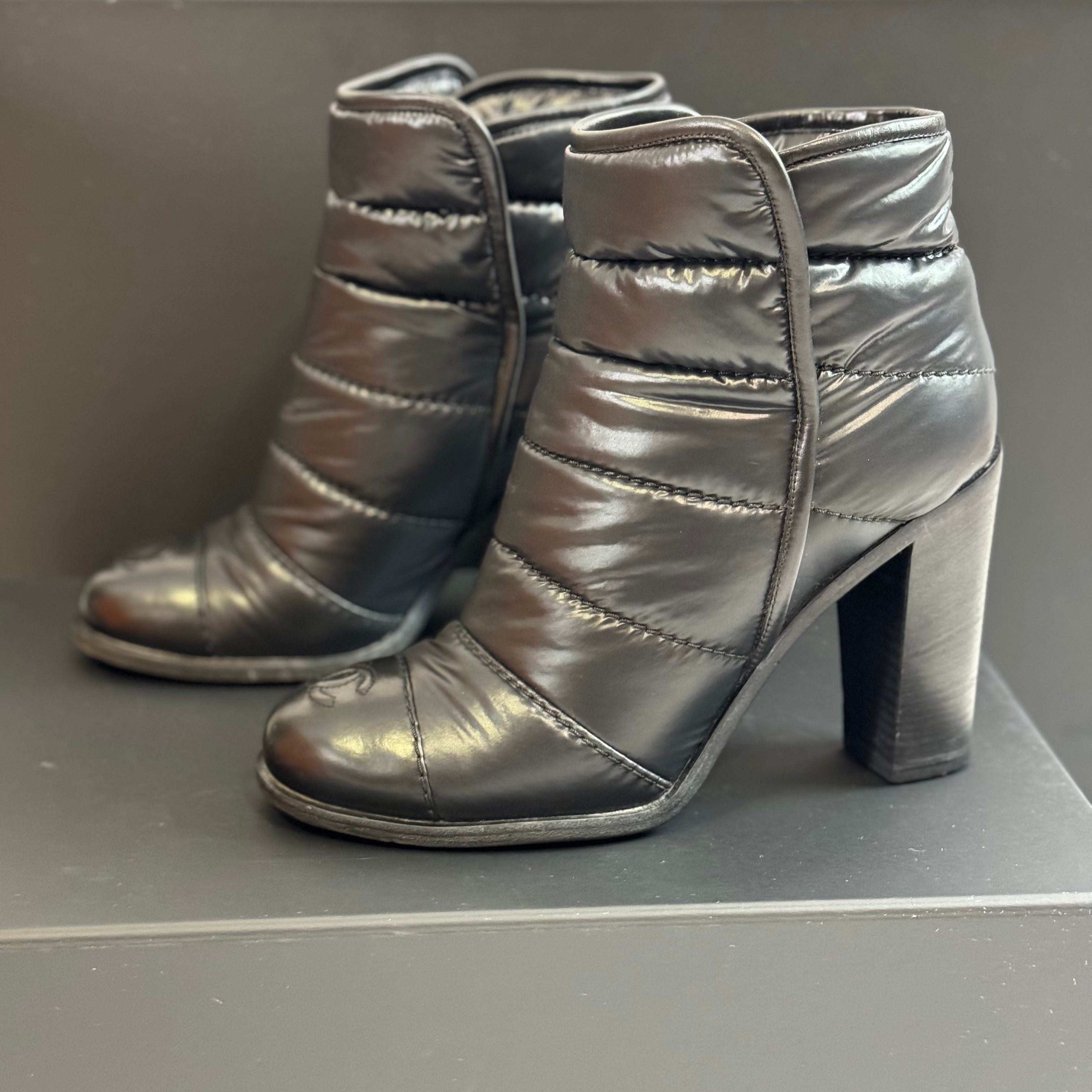 Chanel - Bottines à talons matelassées